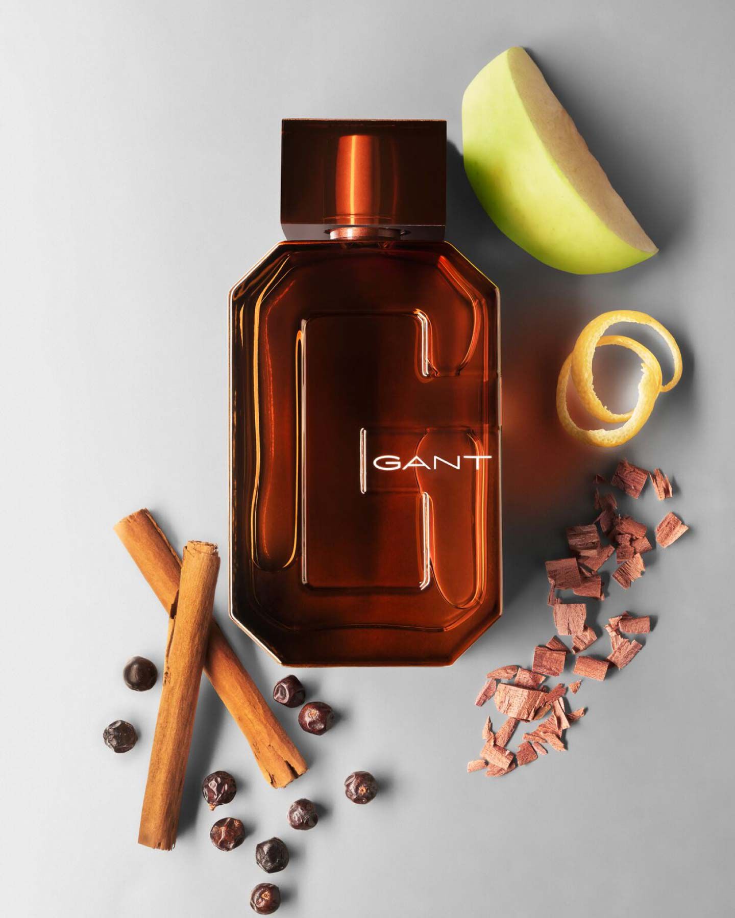 Gants new fragrance 1949 Eau de toilette, a brown bottle, surrounded by a lemon, cinnamon, pepper and cedarwood chips