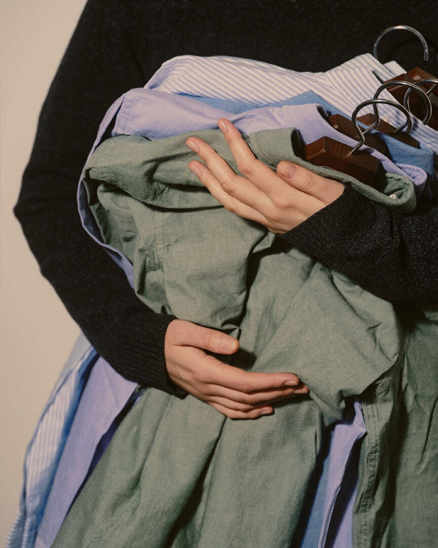 H&auml;nde halten Baumwollhemden