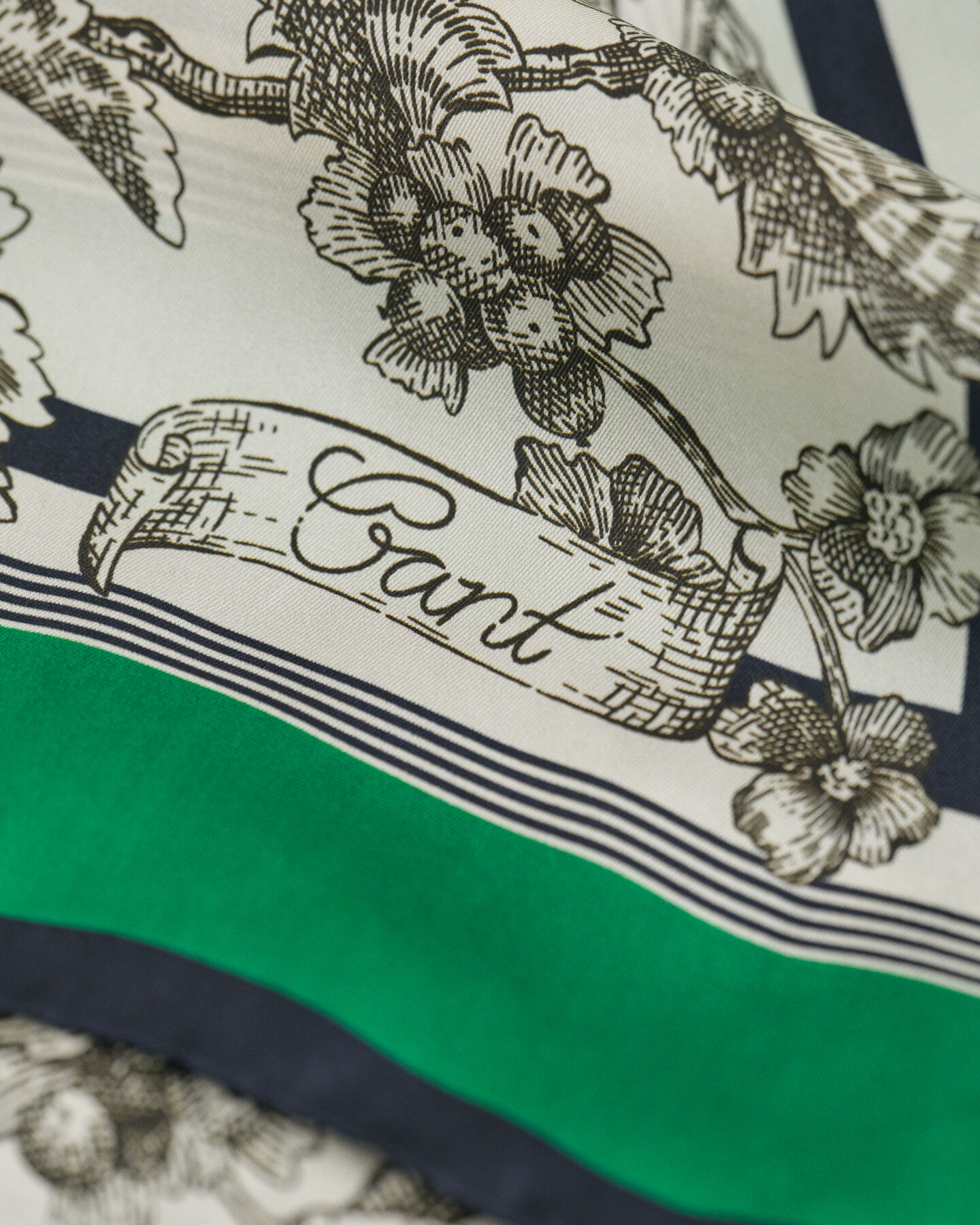 Seidentuch mit Baum-Print