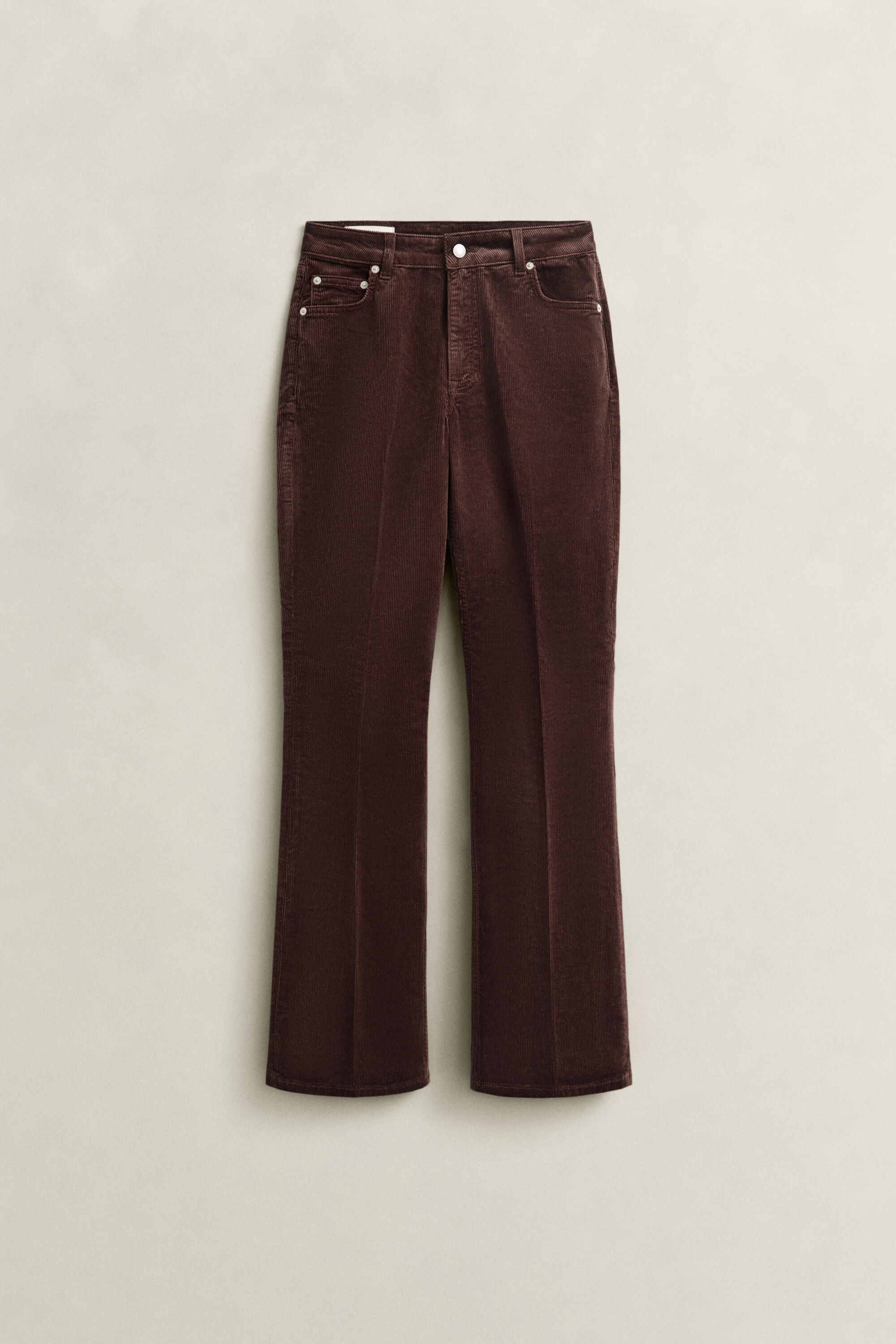 Cordjeans mit ausgestelltem Bein