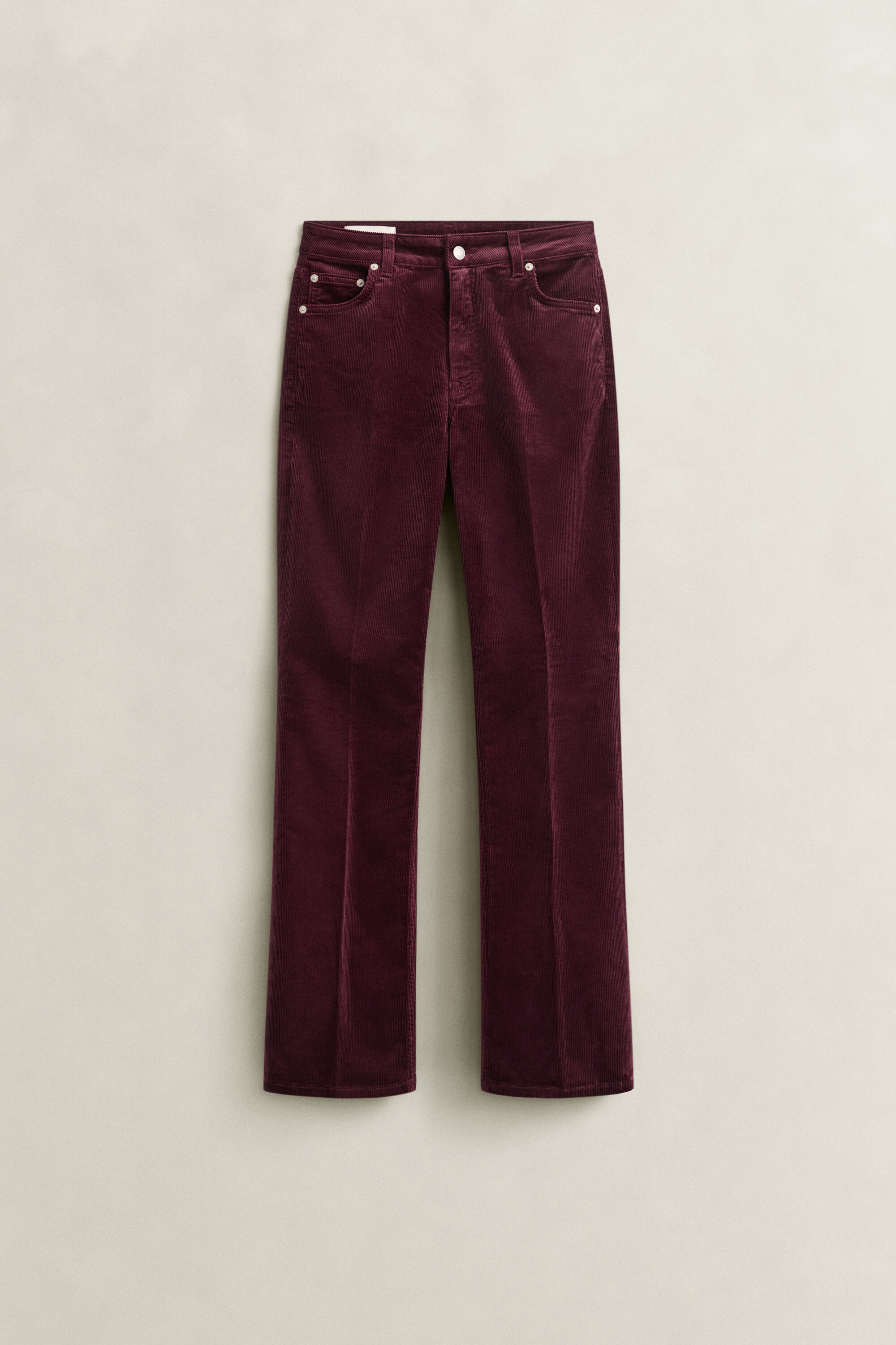 Cordjeans mit ausgestelltem Bein