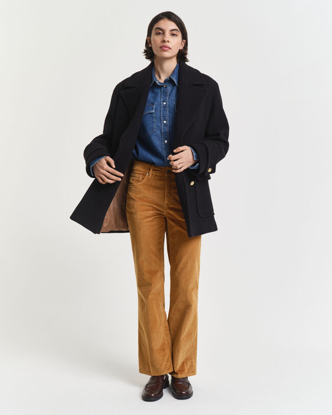 Cordjeans mit ausgestelltem Bein