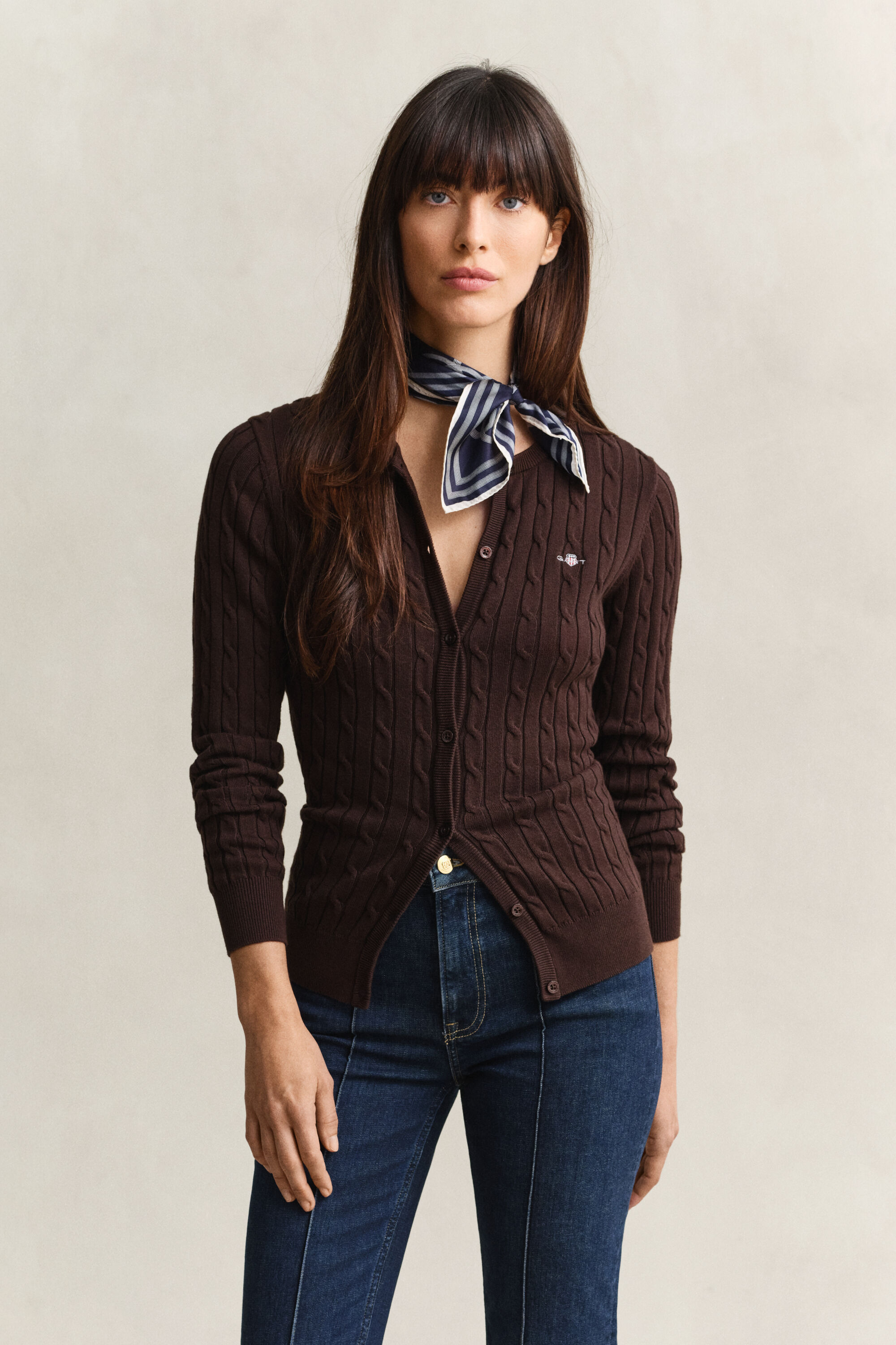 Strickjacke aus Stretch-Baumwolle mit Zopfmuster