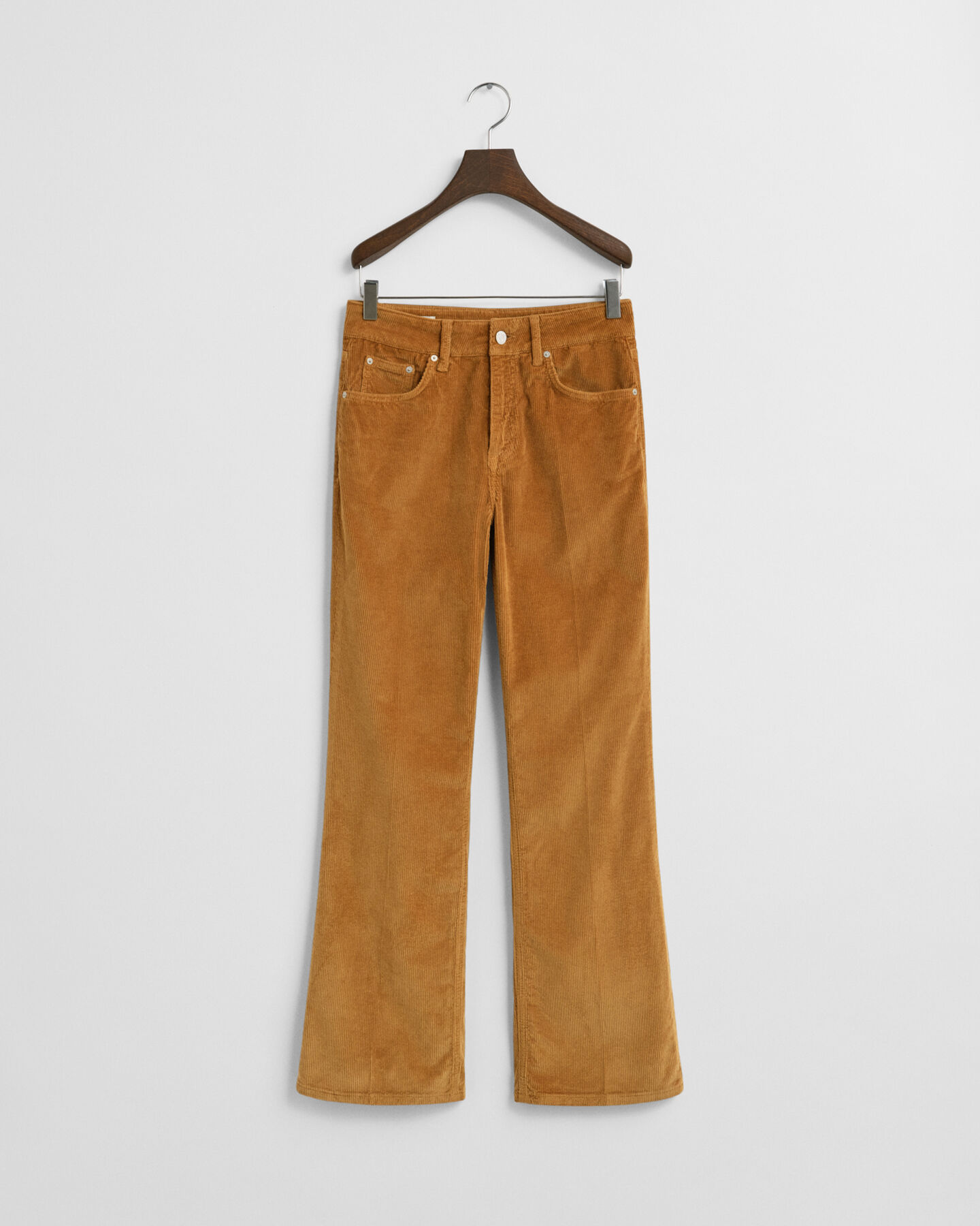 Cordjeans mit ausgestelltem Bein
