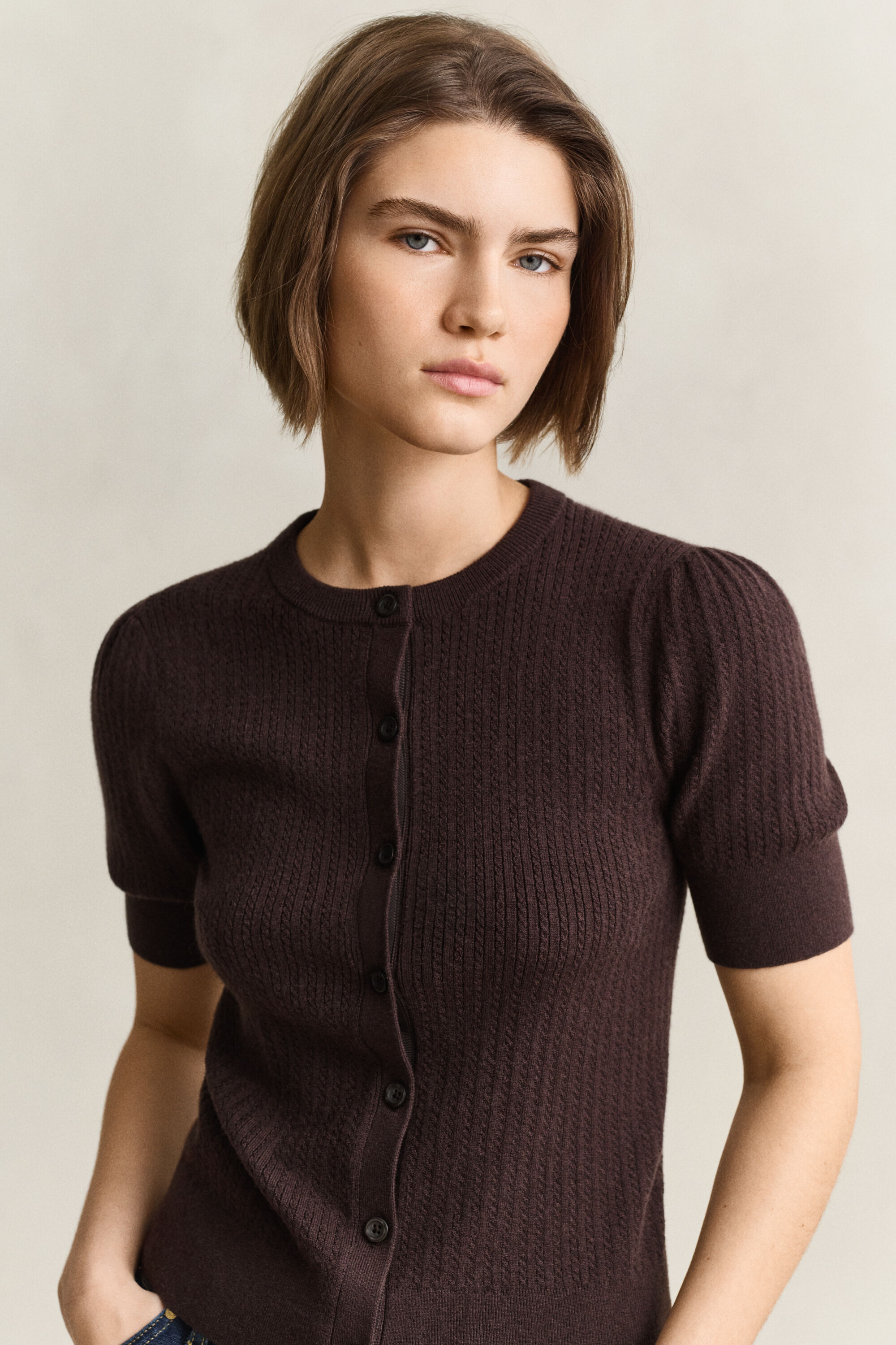 Kurzarmstrickjacke mit Zopfmuster