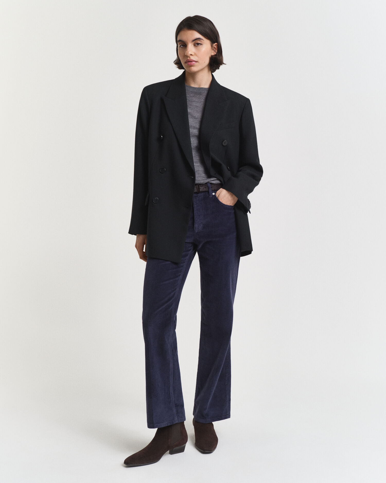 Cordjeans mit ausgestelltem Bein