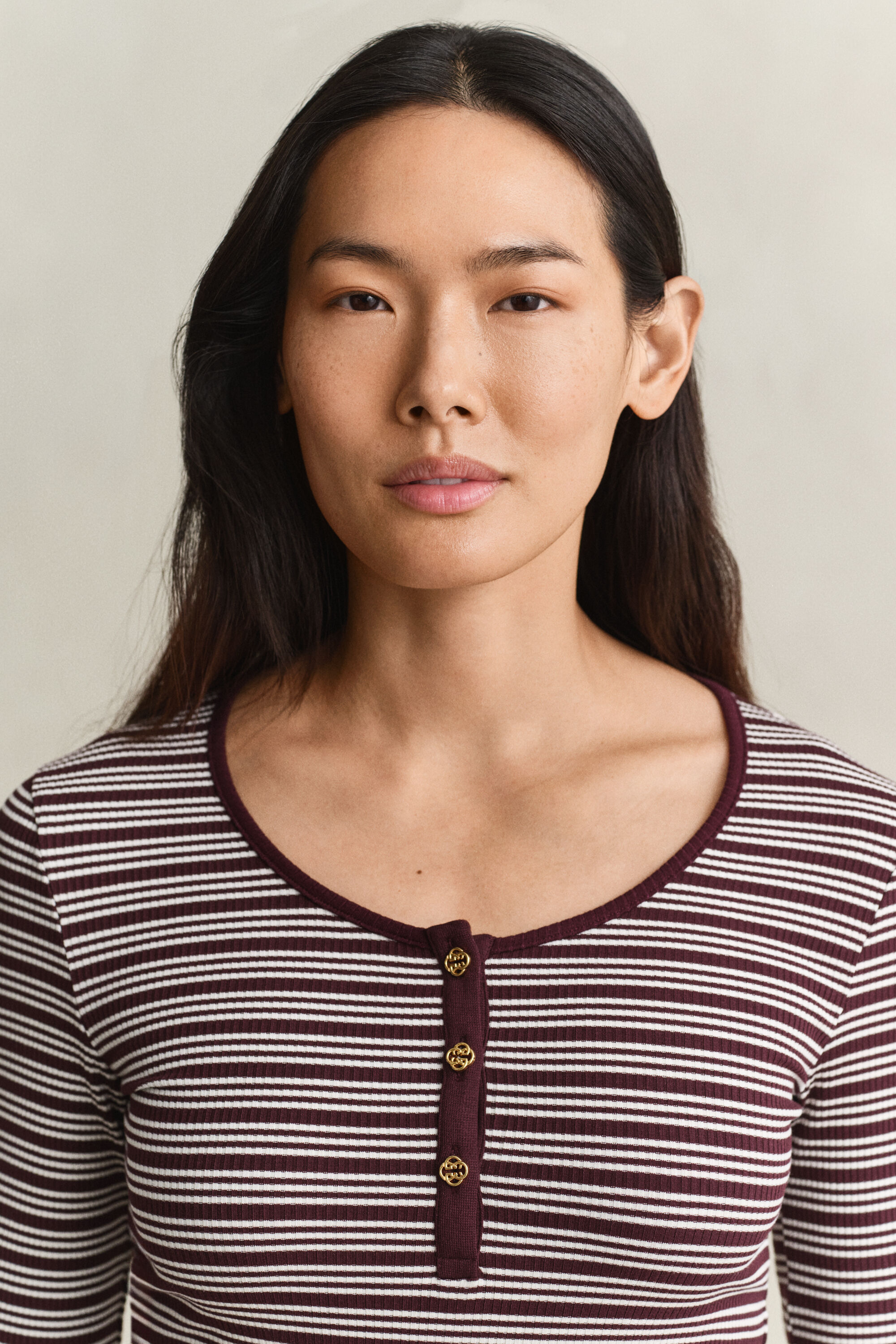 Geripptes langärmliges Henley-Shirt