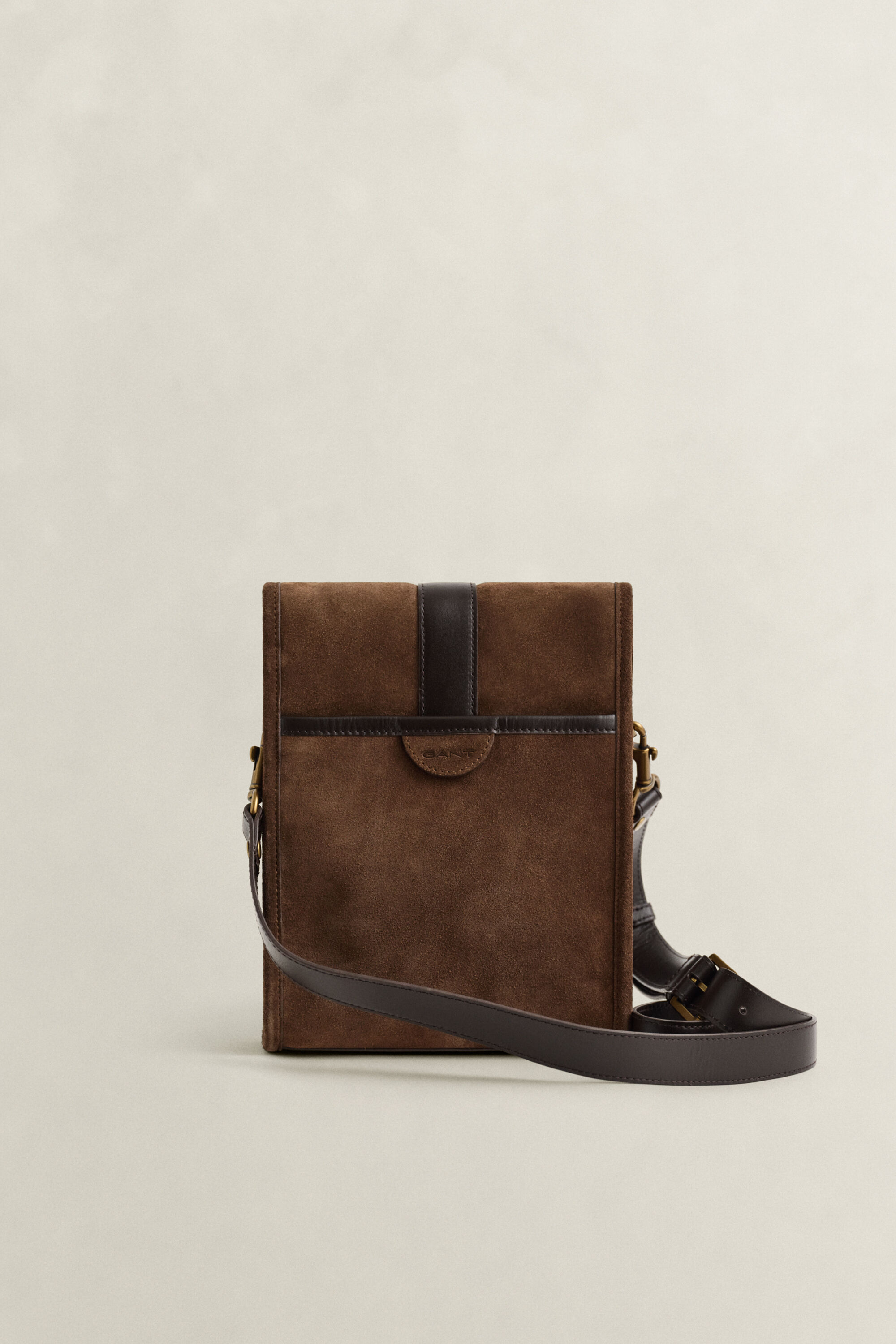 Schultertasche aus Veloursleder