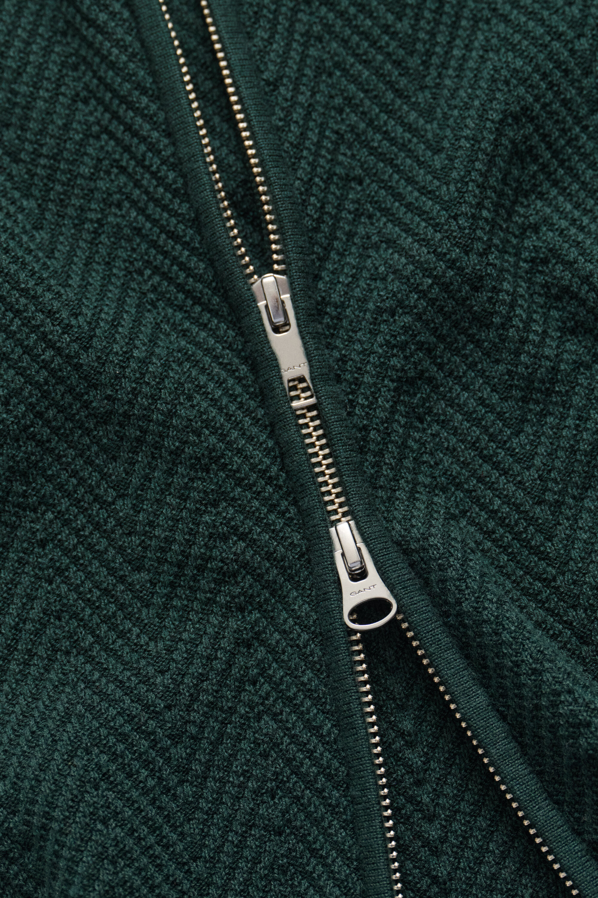 Strickjacke mit Reißverschluss und Fischgrätmuster