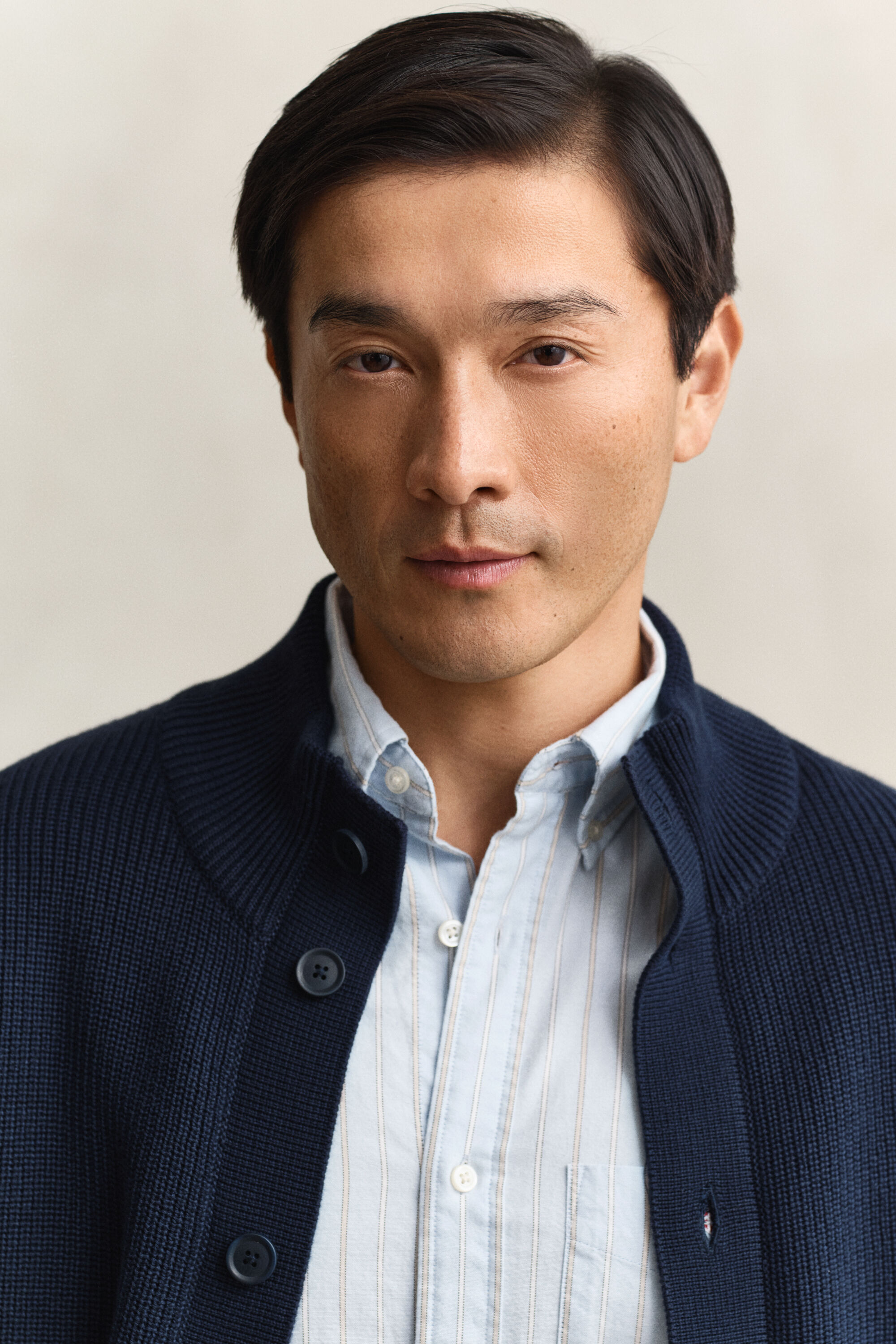 Gerippte Strickjacke zum Knöpfen