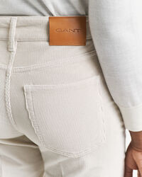 Cordjeans mit ausgestelltem Bein