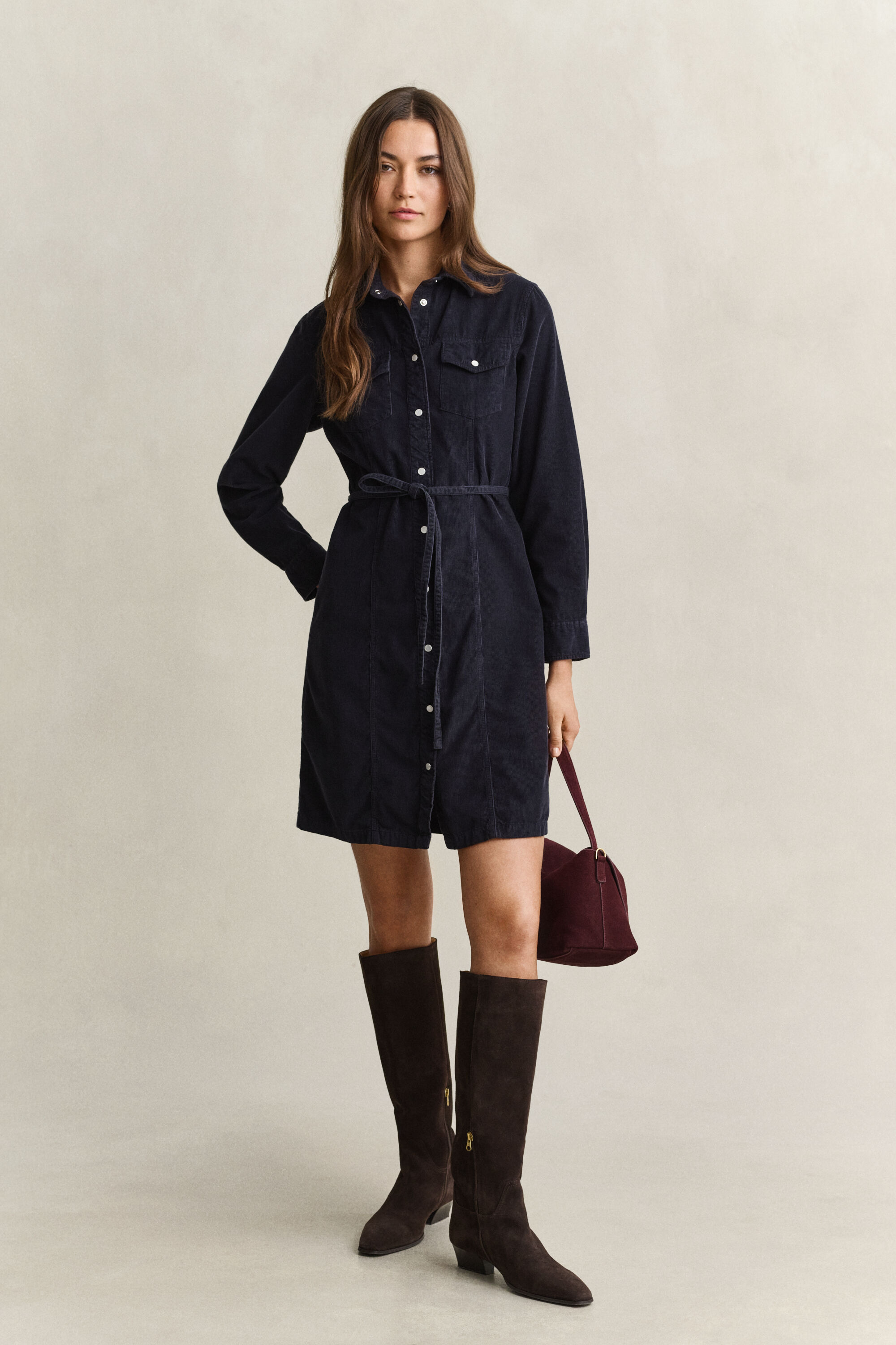 Hemdblusenkleid aus Cord mit Gürtel