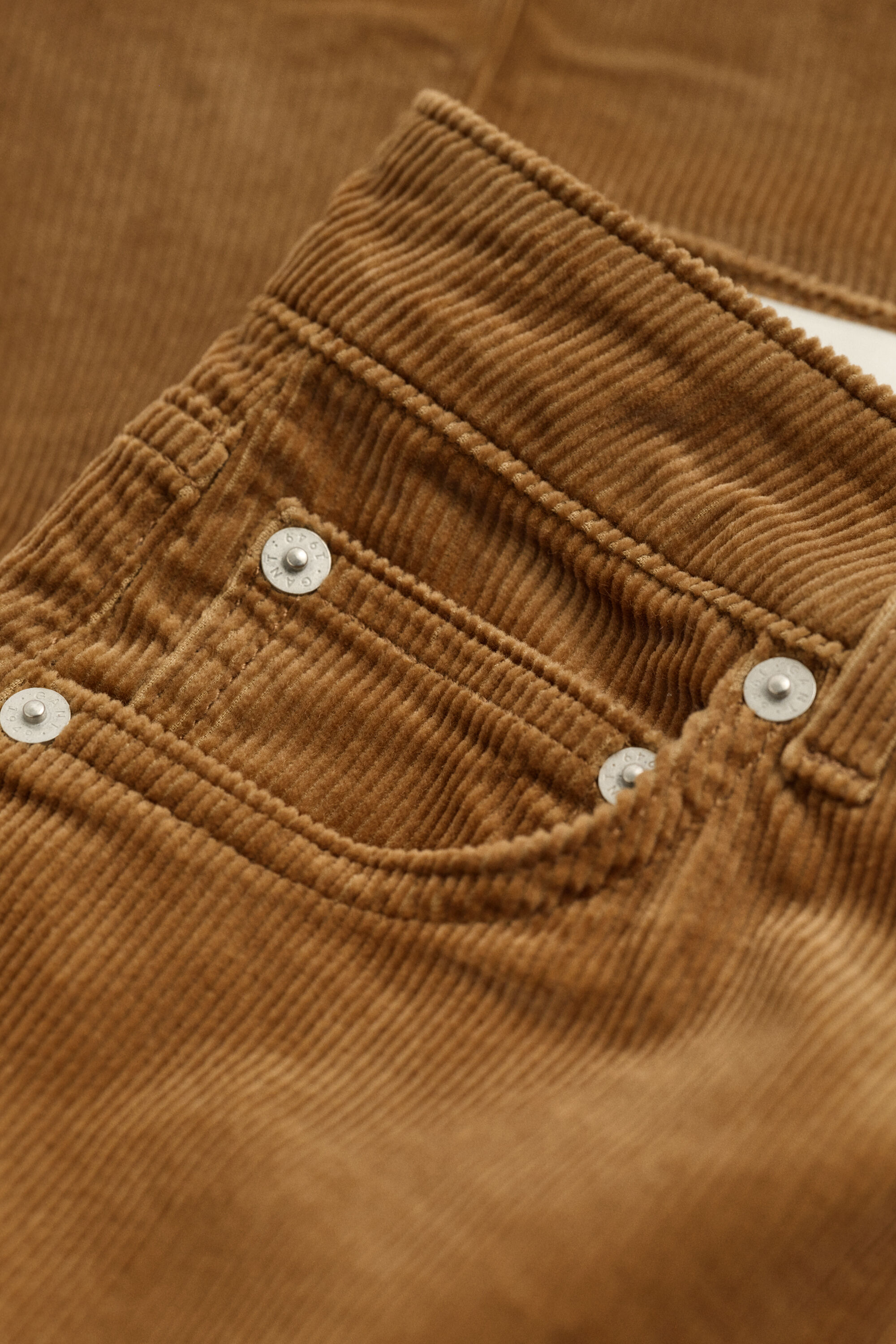 Cordjeans mit ausgestelltem Bein