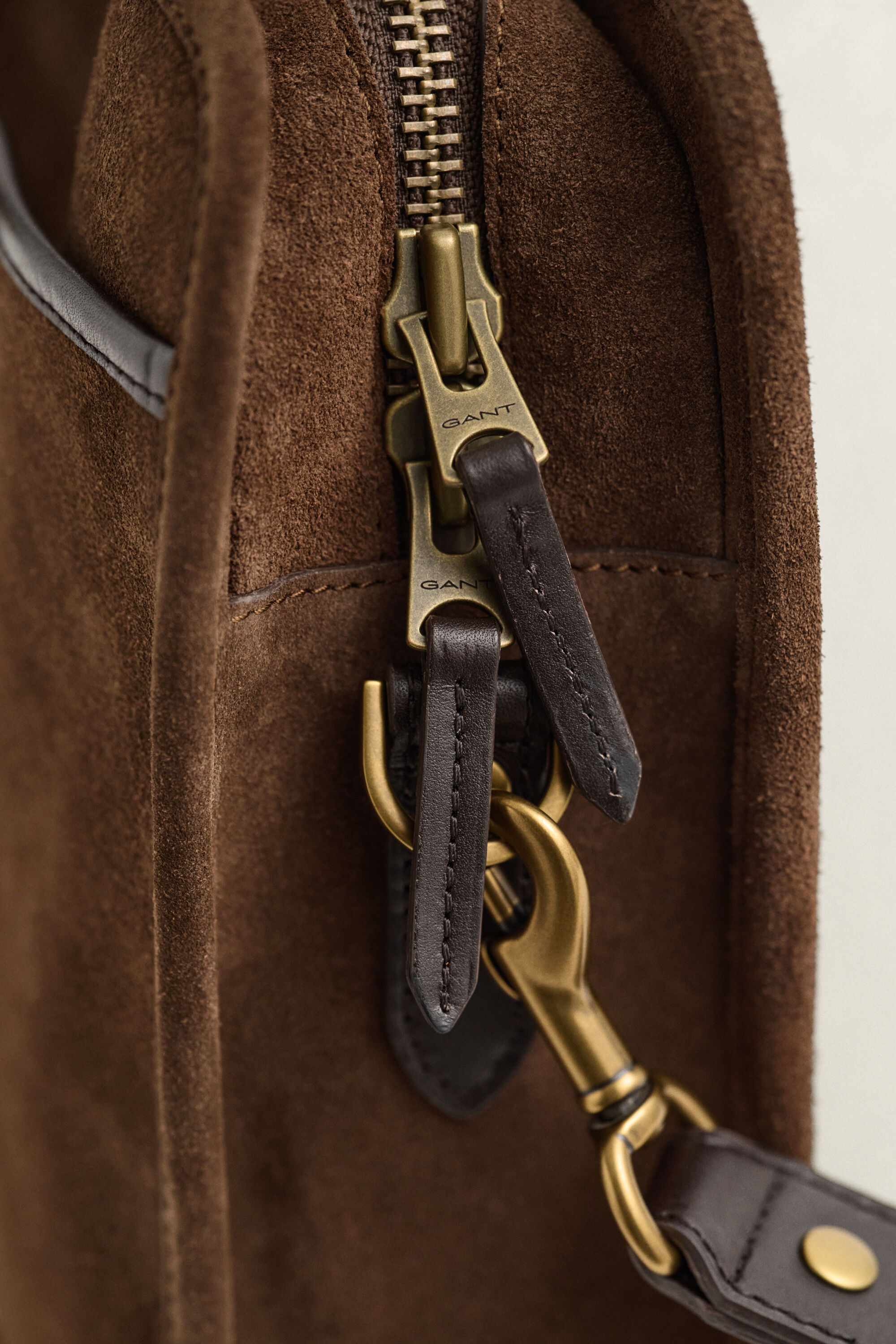 Commuter Bag aus Veloursleder