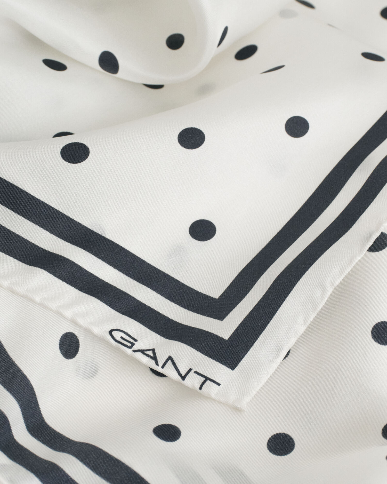 Seidenschal mit Pünktchen-Print