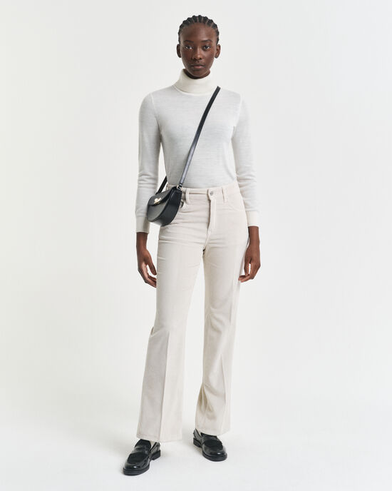 Cordjeans mit ausgestelltem Bein