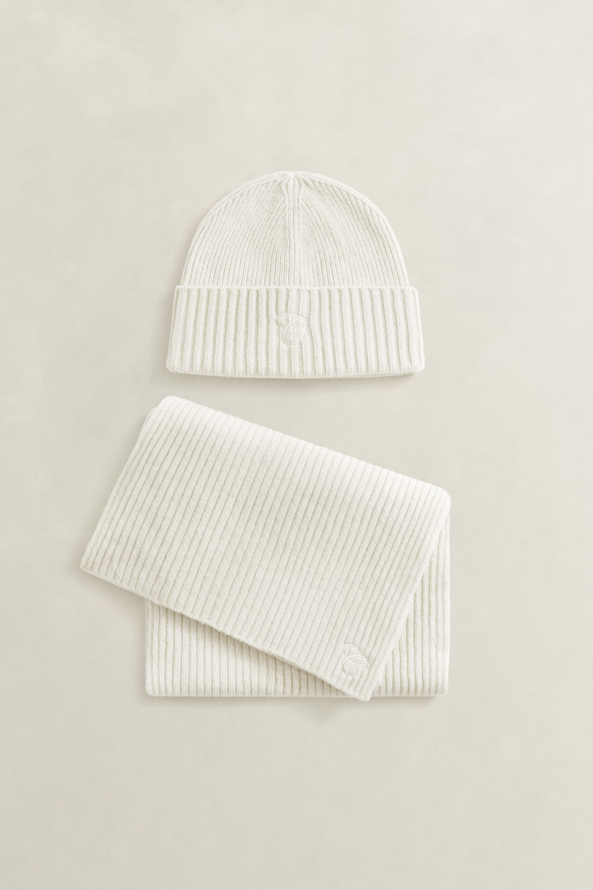 Schal und Beanie mit Stickerei im Geschenkset
