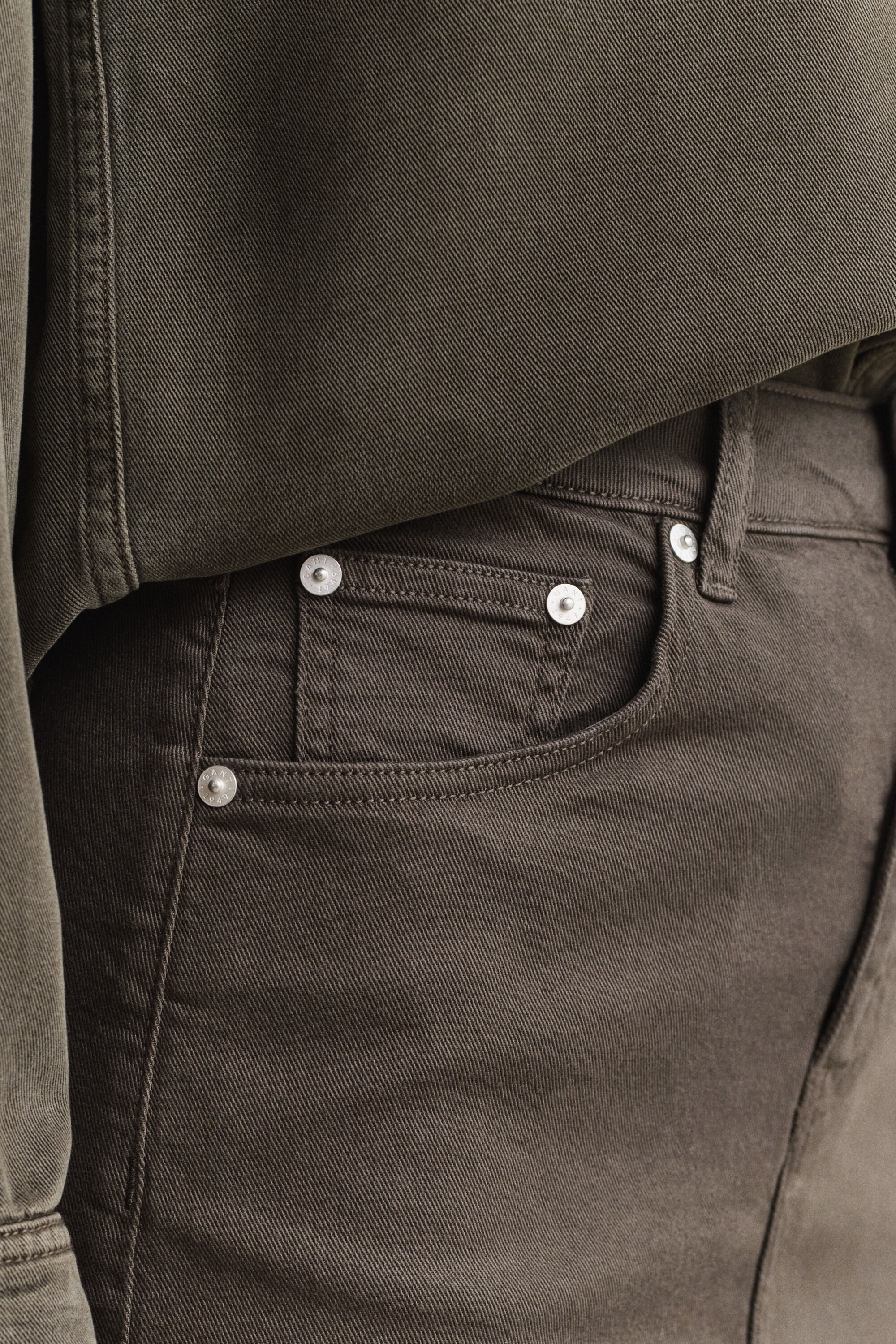 Farbiger Bleistiftrock aus Twill
