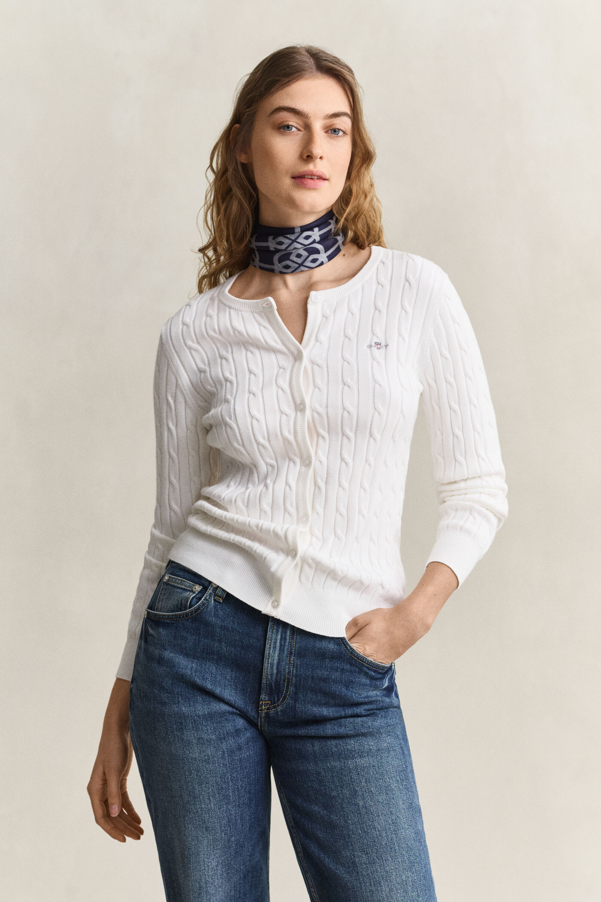 Strickjacke aus Stretch-Baumwolle mit Zopfmuster