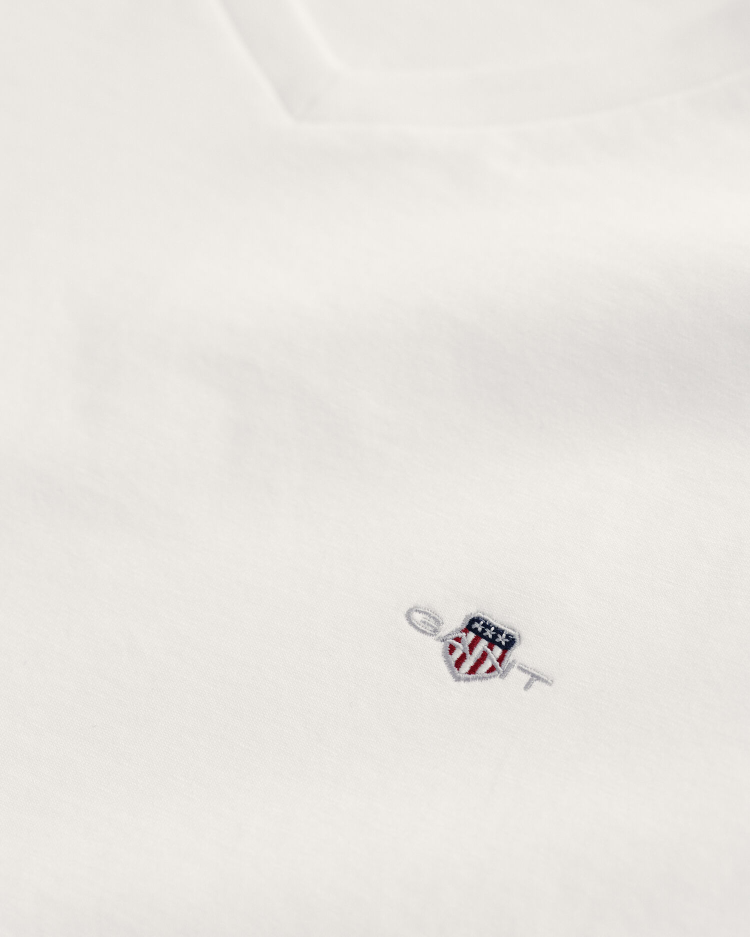 Slim Fit Shield T-Shirt mit V-Ausschnitt