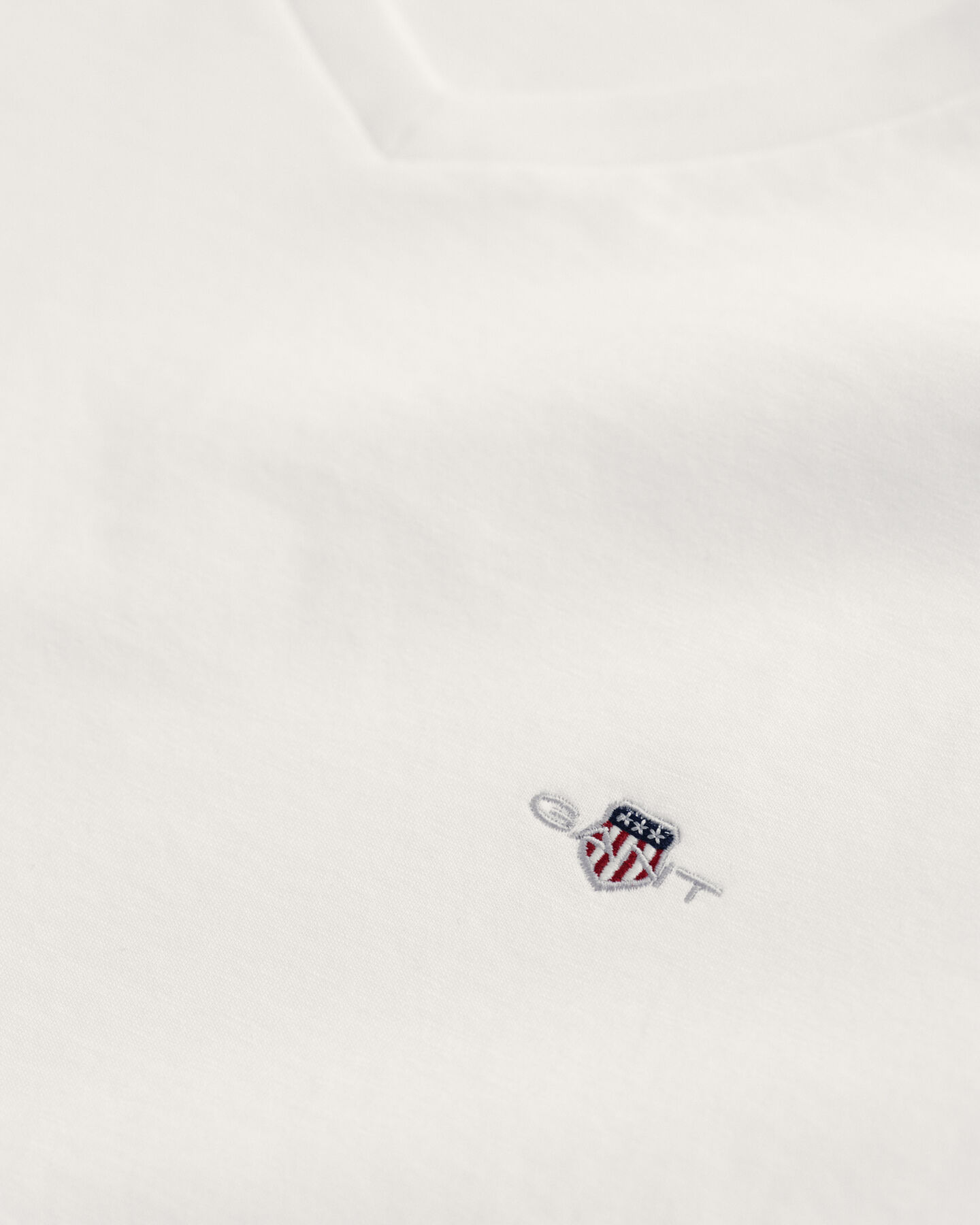 Slim Fit Shield T-Shirt mit V-Ausschnitt