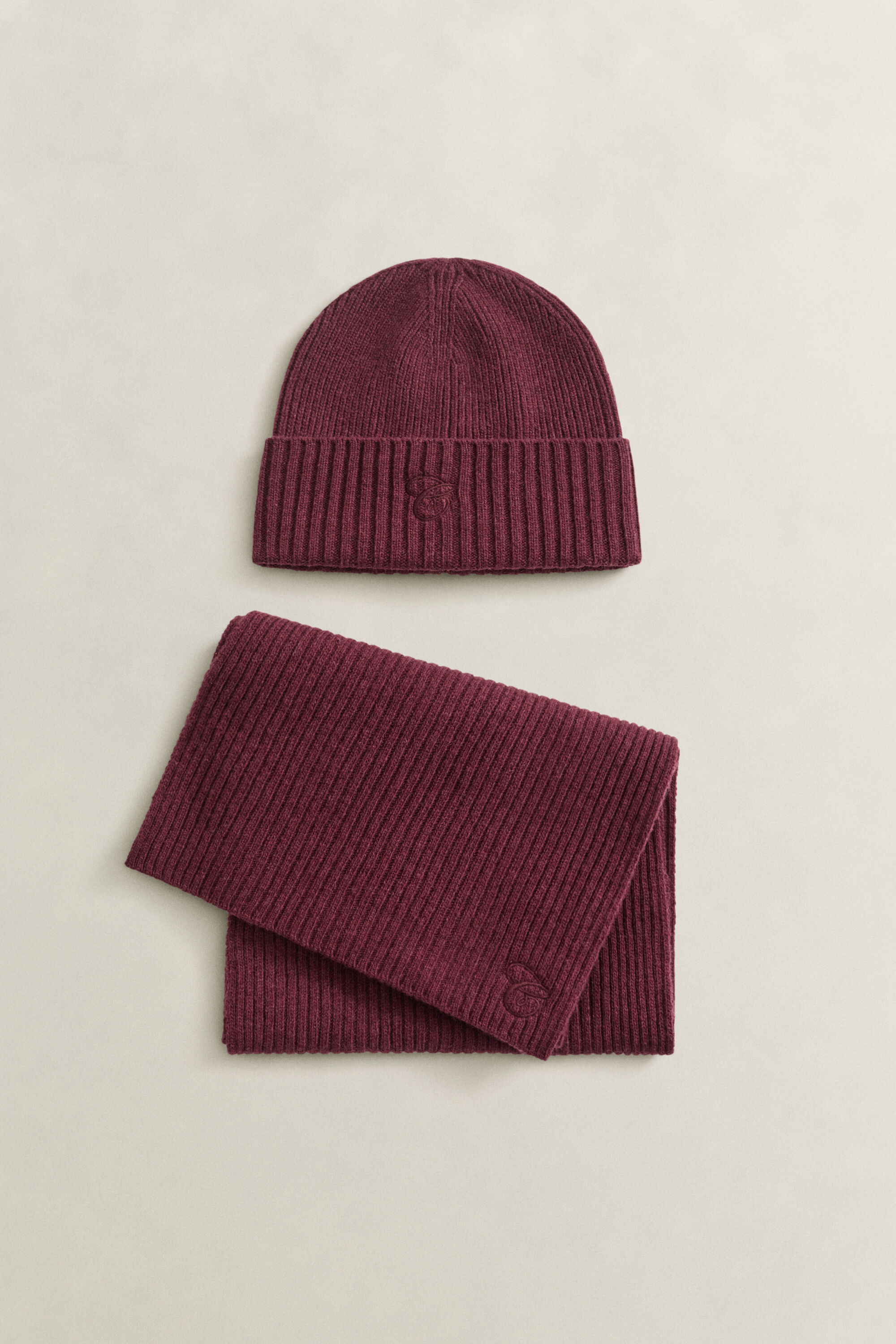 Schal und Beanie mit Stickerei im Geschenkset