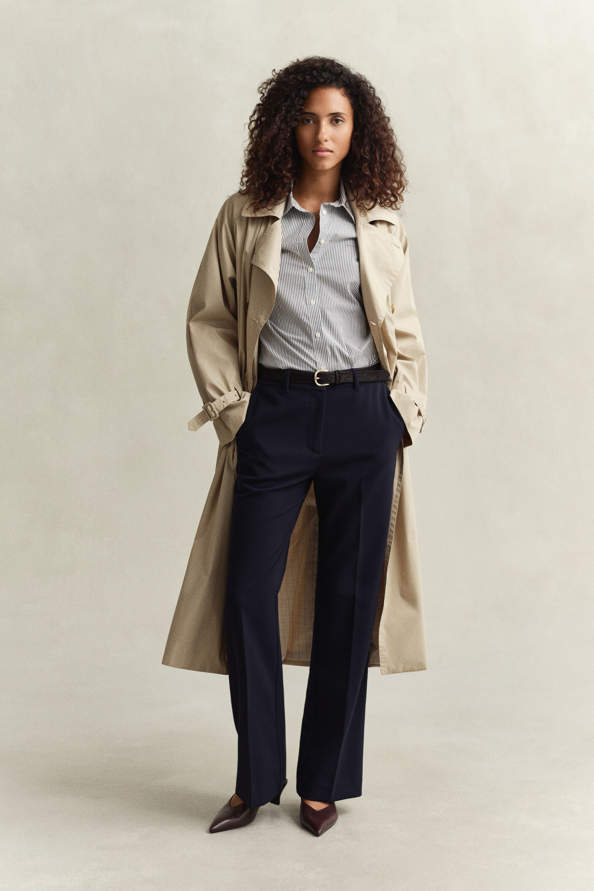 Slacks mit ausgestelltem Bein