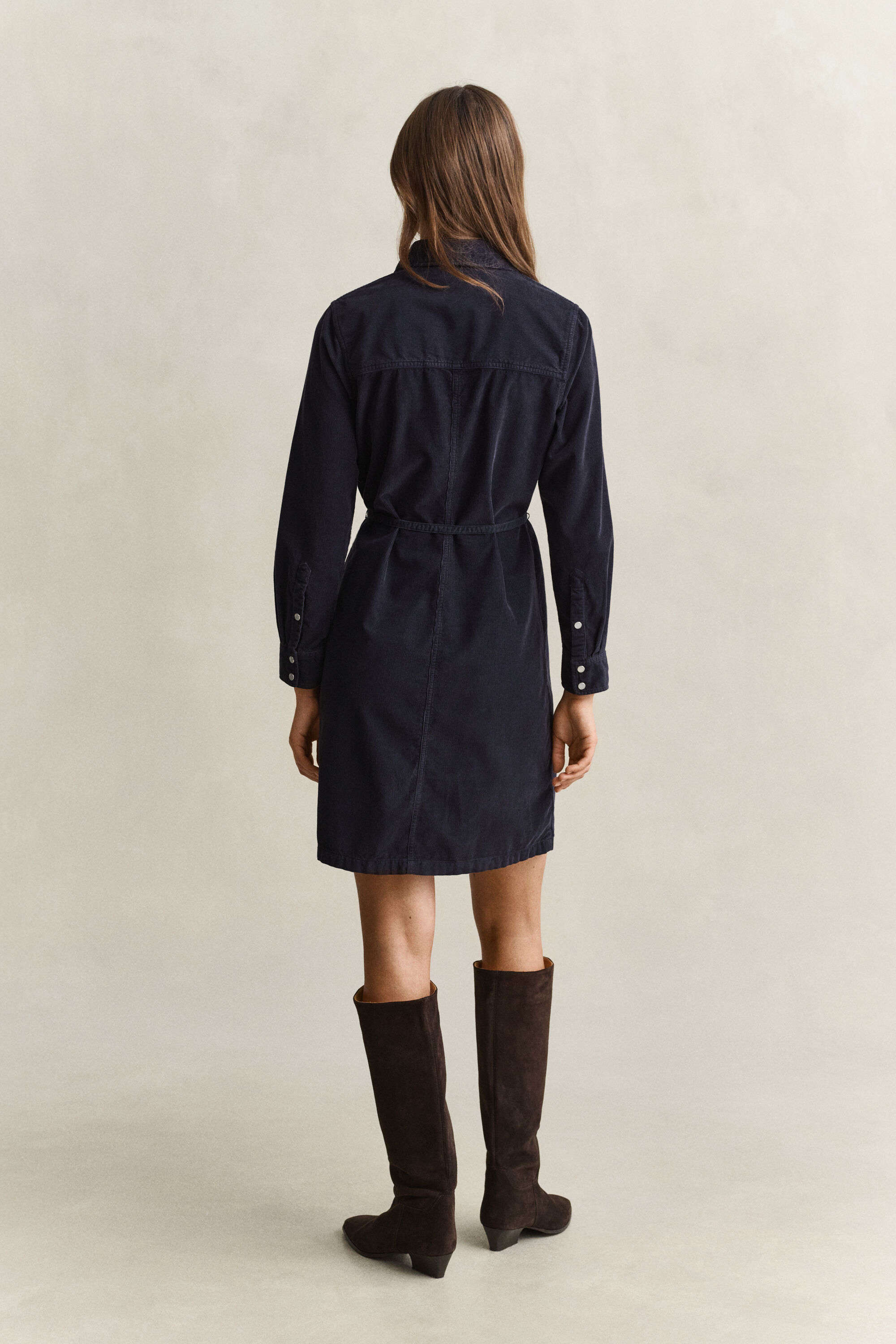 Hemdblusenkleid aus Cord mit Gürtel