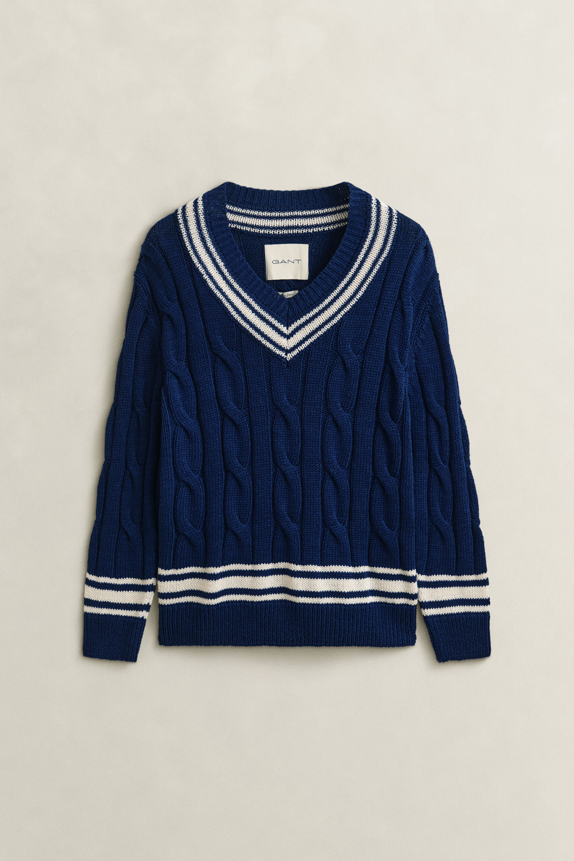 V-Neck Pullover mit Zopfmuster