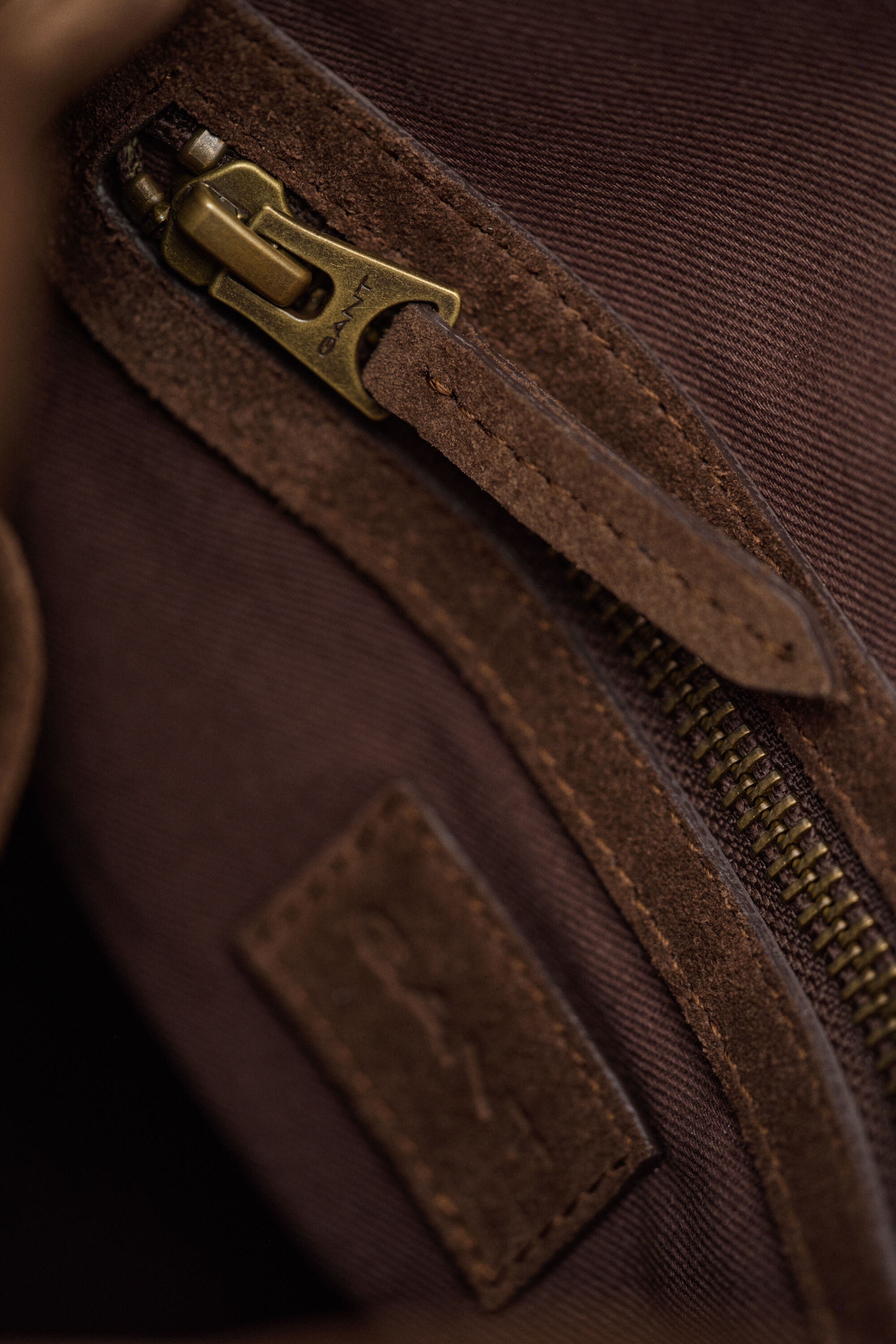 Schultertasche aus Veloursleder