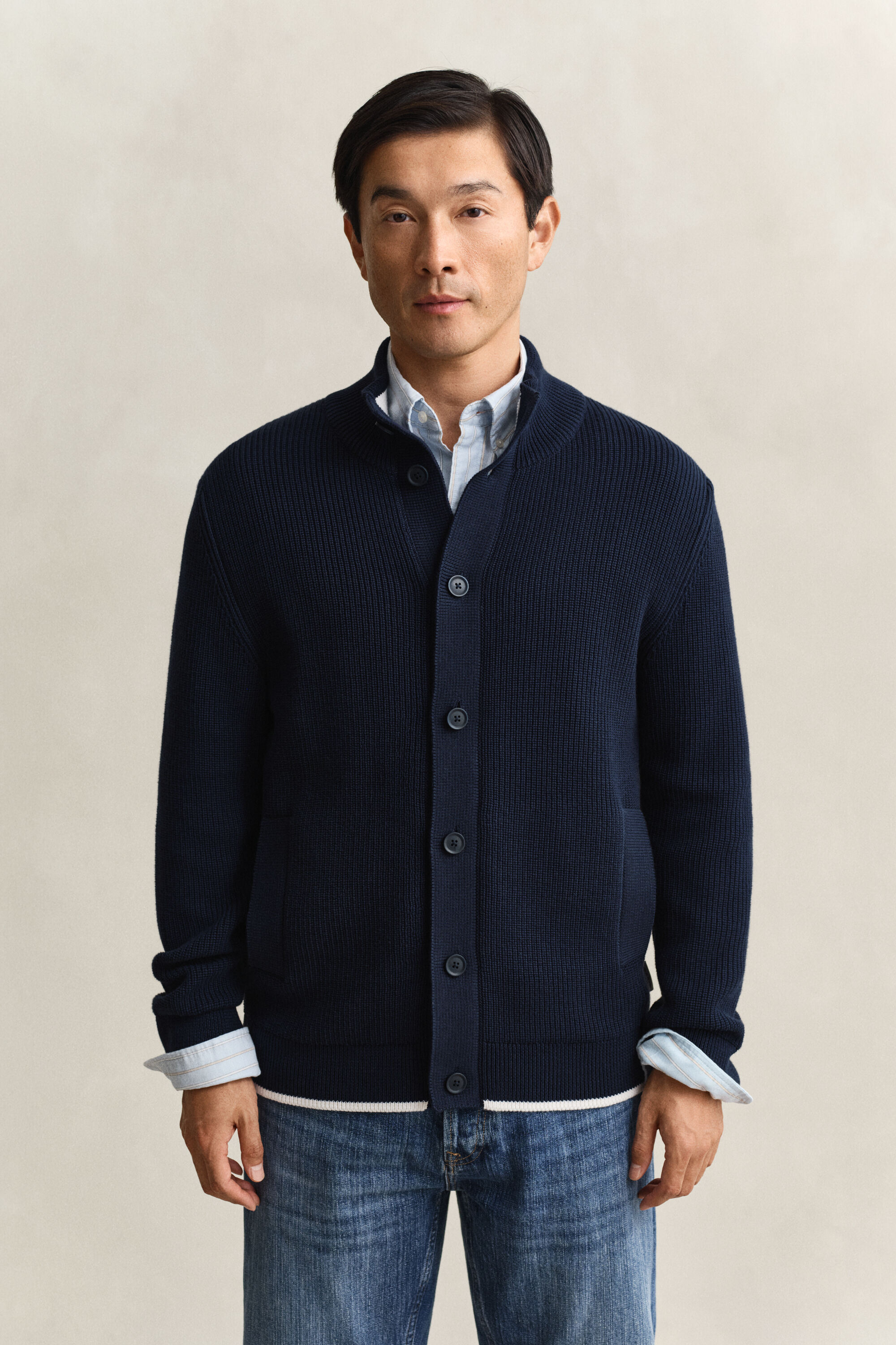 Gerippte Strickjacke zum Knöpfen