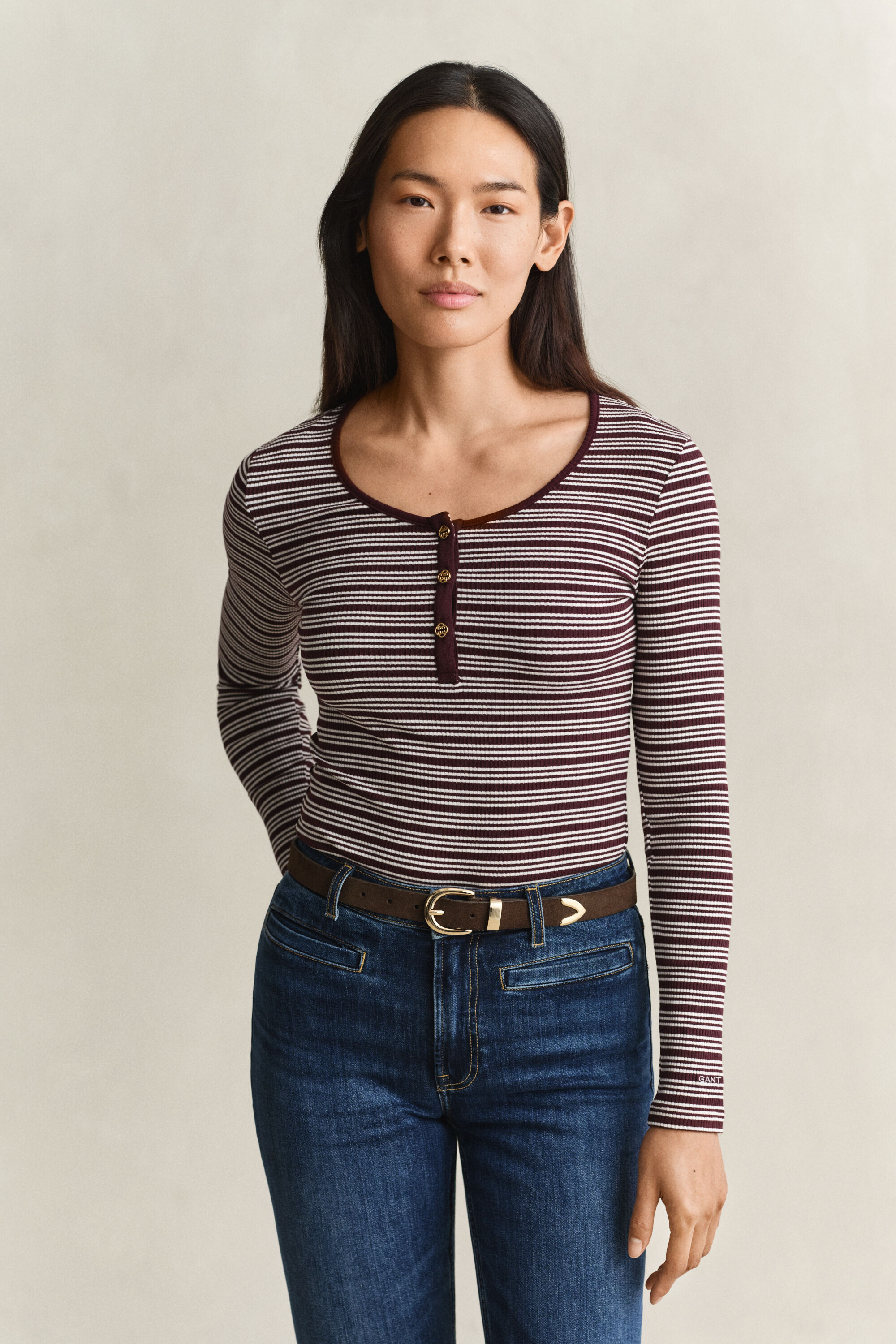 Geripptes langärmliges Henley-Shirt