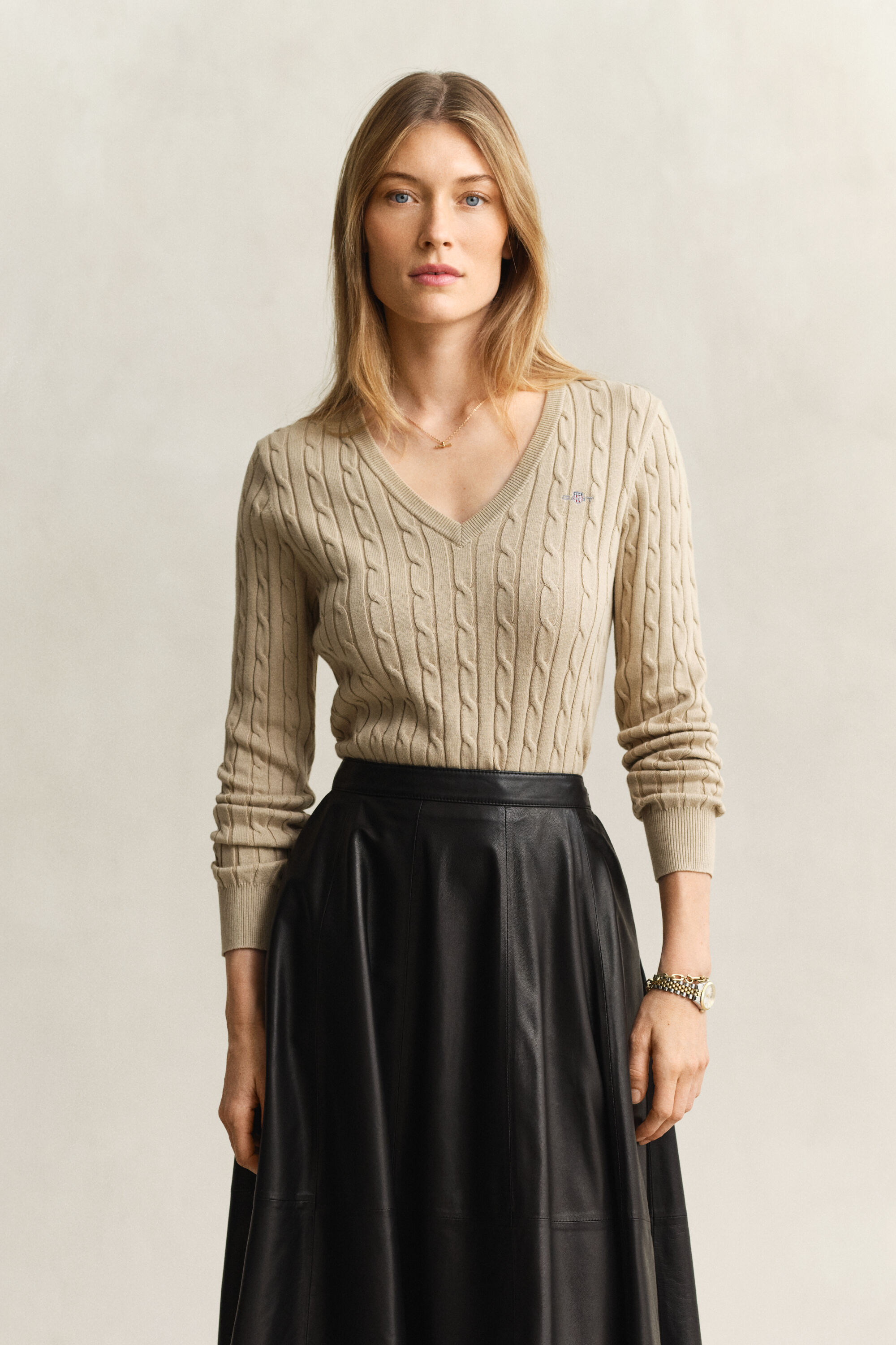V-Neck Pullover mit Zopfmuster