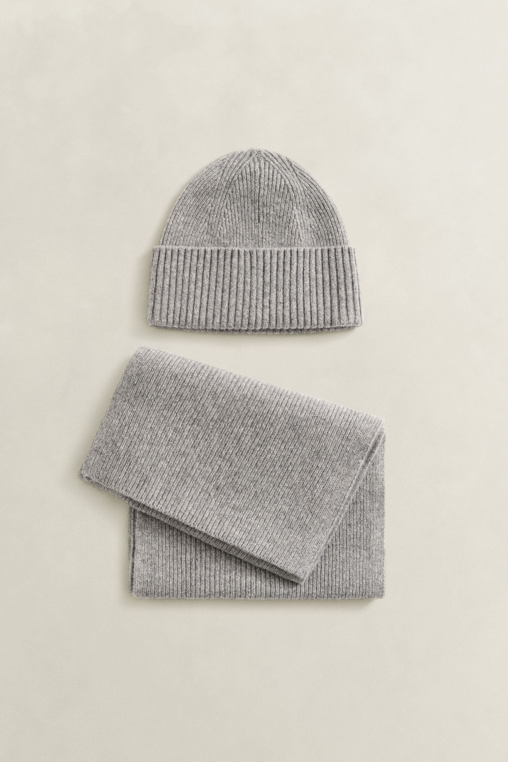 Schal und Beanie aus Kaschmir im Geschenkeset