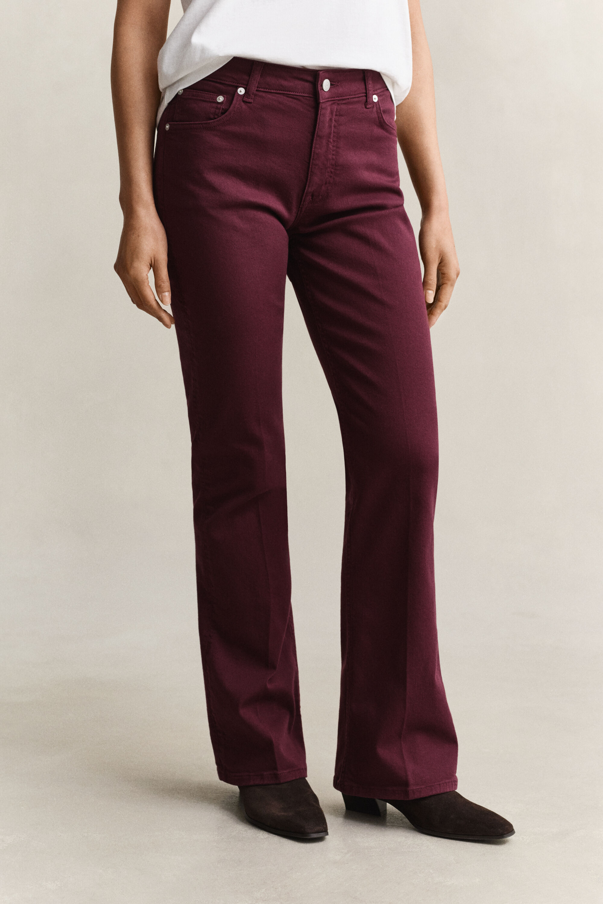 Farbige Slim Fit Jeans mit ausgestelltem Bein