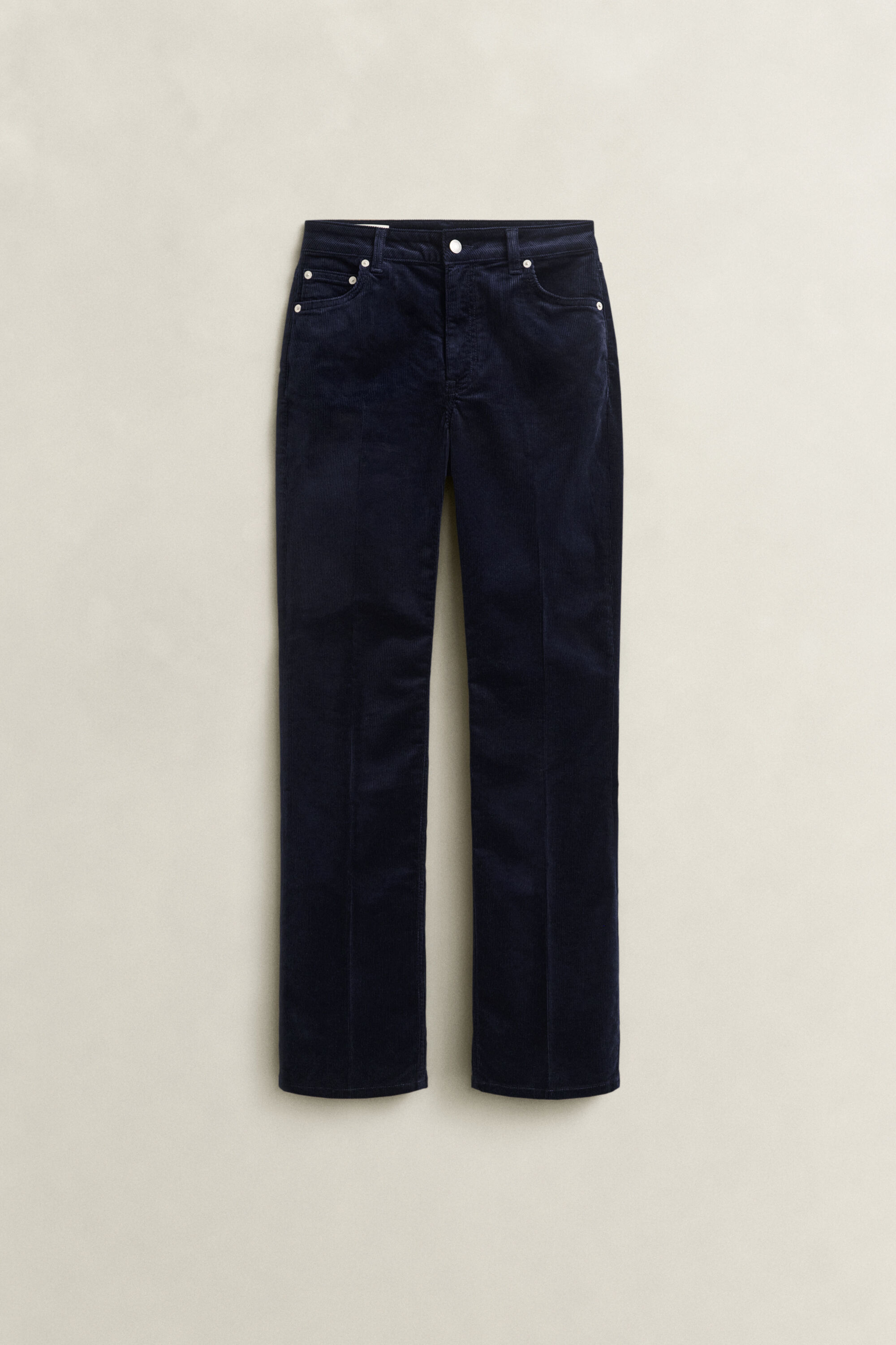 Cordjeans mit ausgestelltem Bein