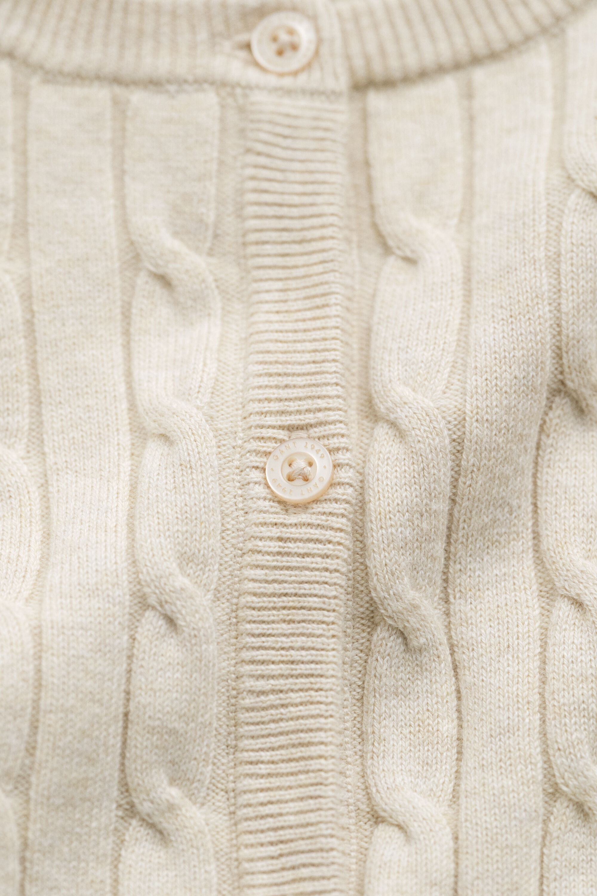 Strickjacke aus Stretch-Baumwolle mit Zopfmuster