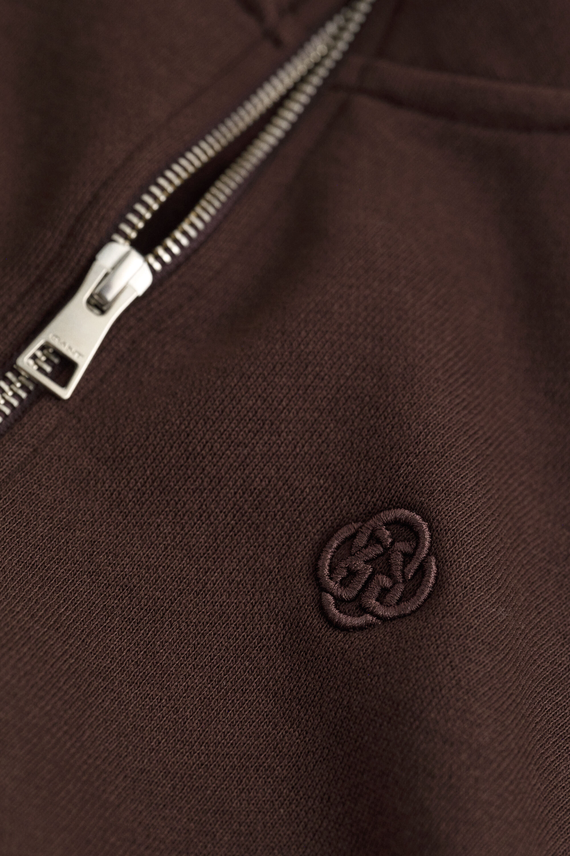 Besticktes Sweatshirt mit Reißverschlusskragen
