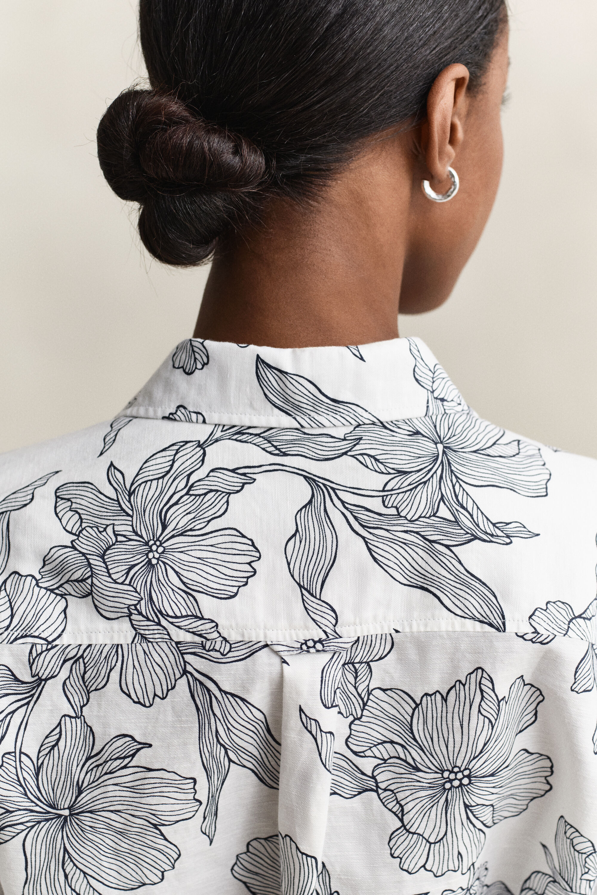 Geblümtes Hemdblusenkleid aus Leinen