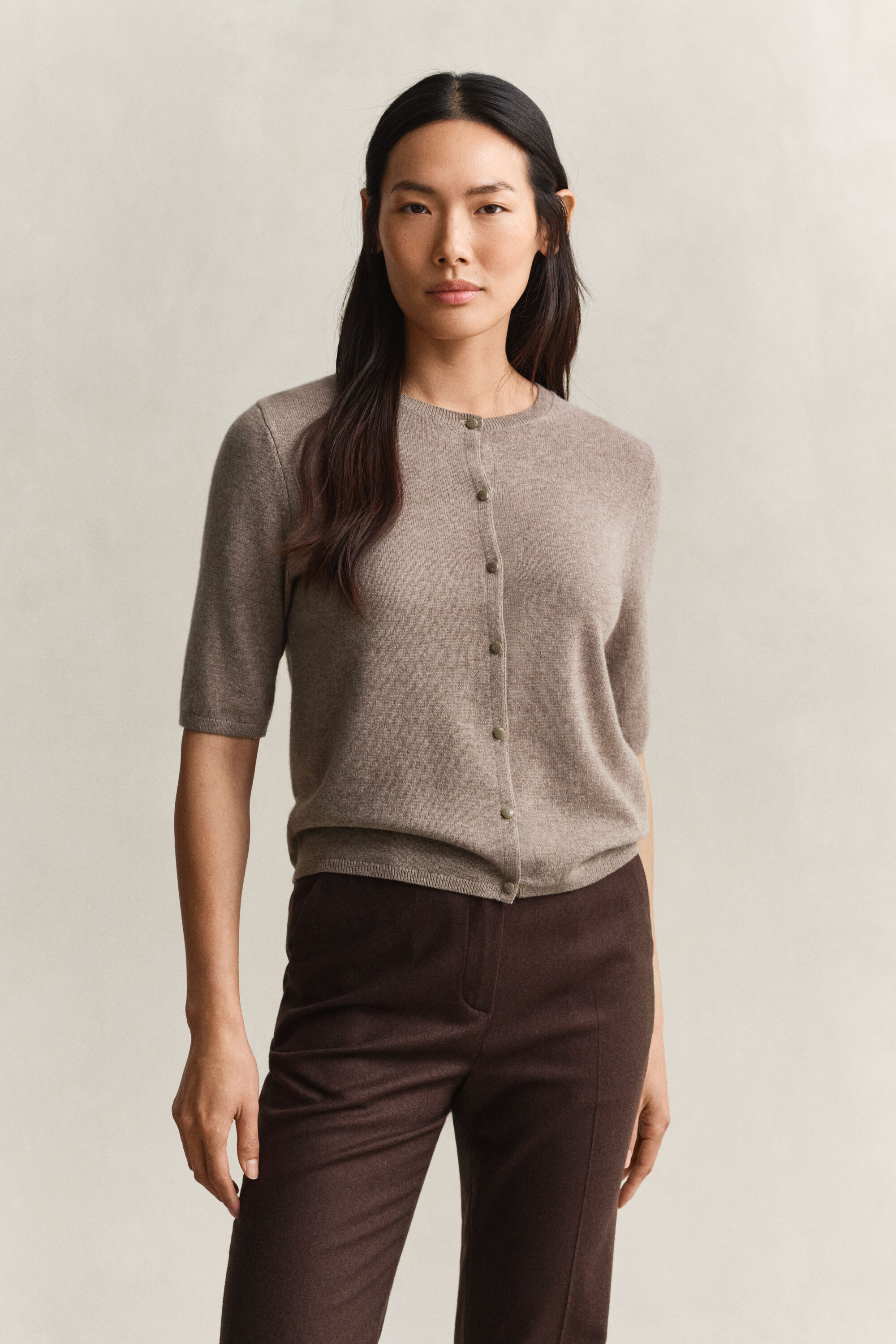 Kurzärmlige Strickjacke mit Kaschmiranteil