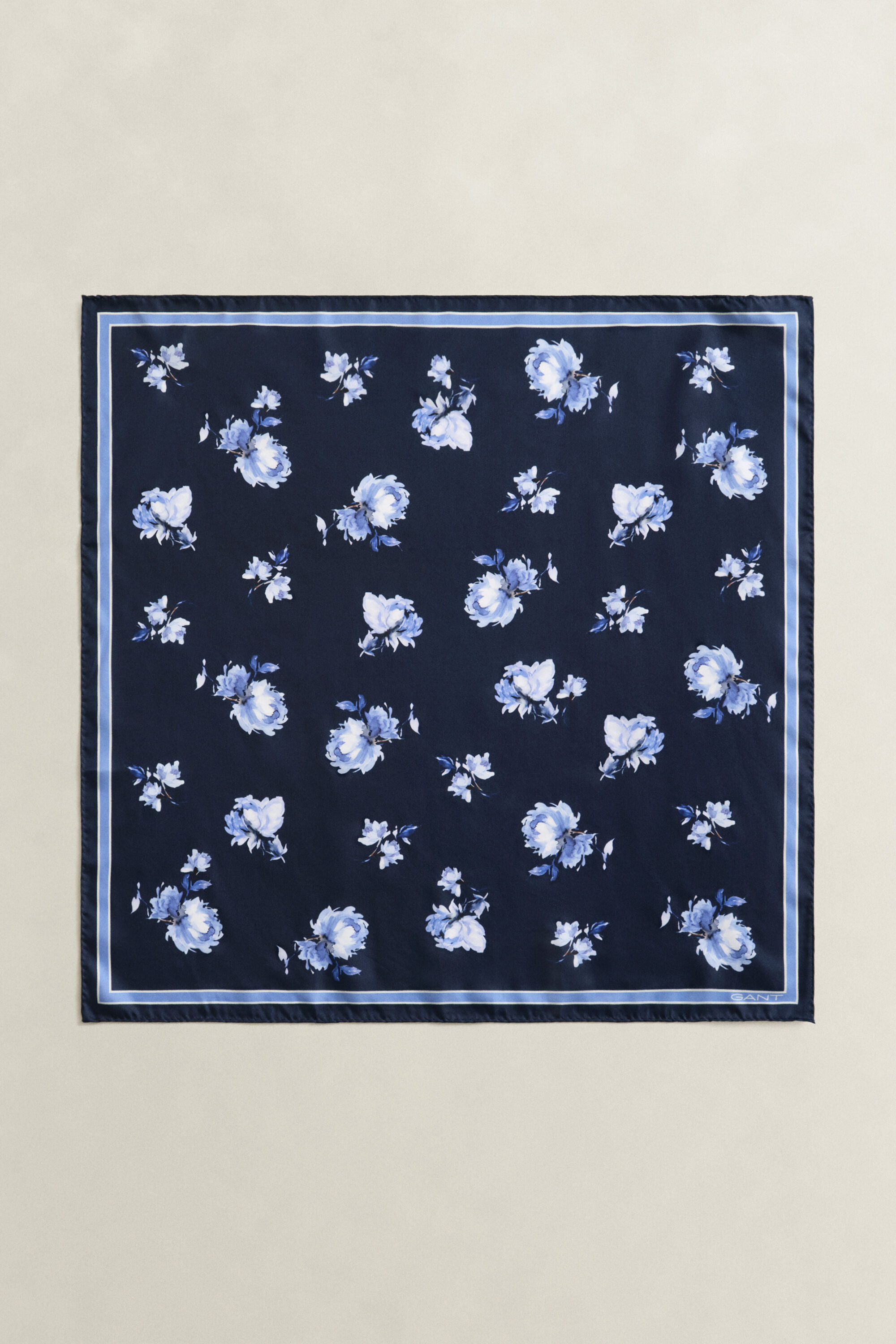 Seidenschal mit Blumen-Print