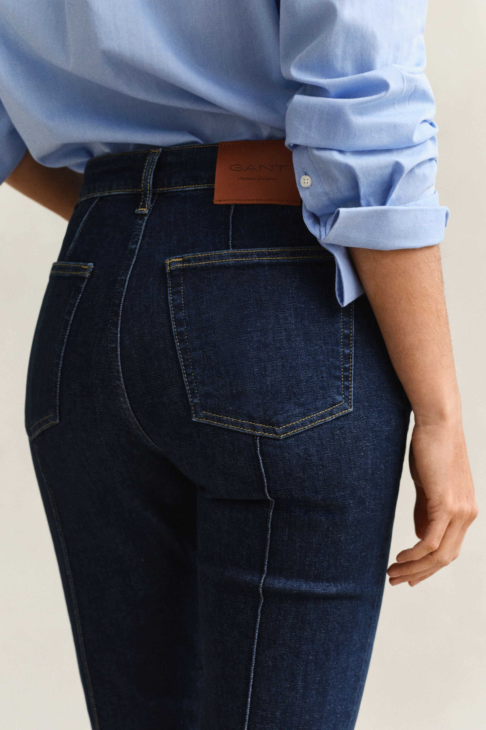 Ausgestellte Slim Fit Jeans mit Biesen