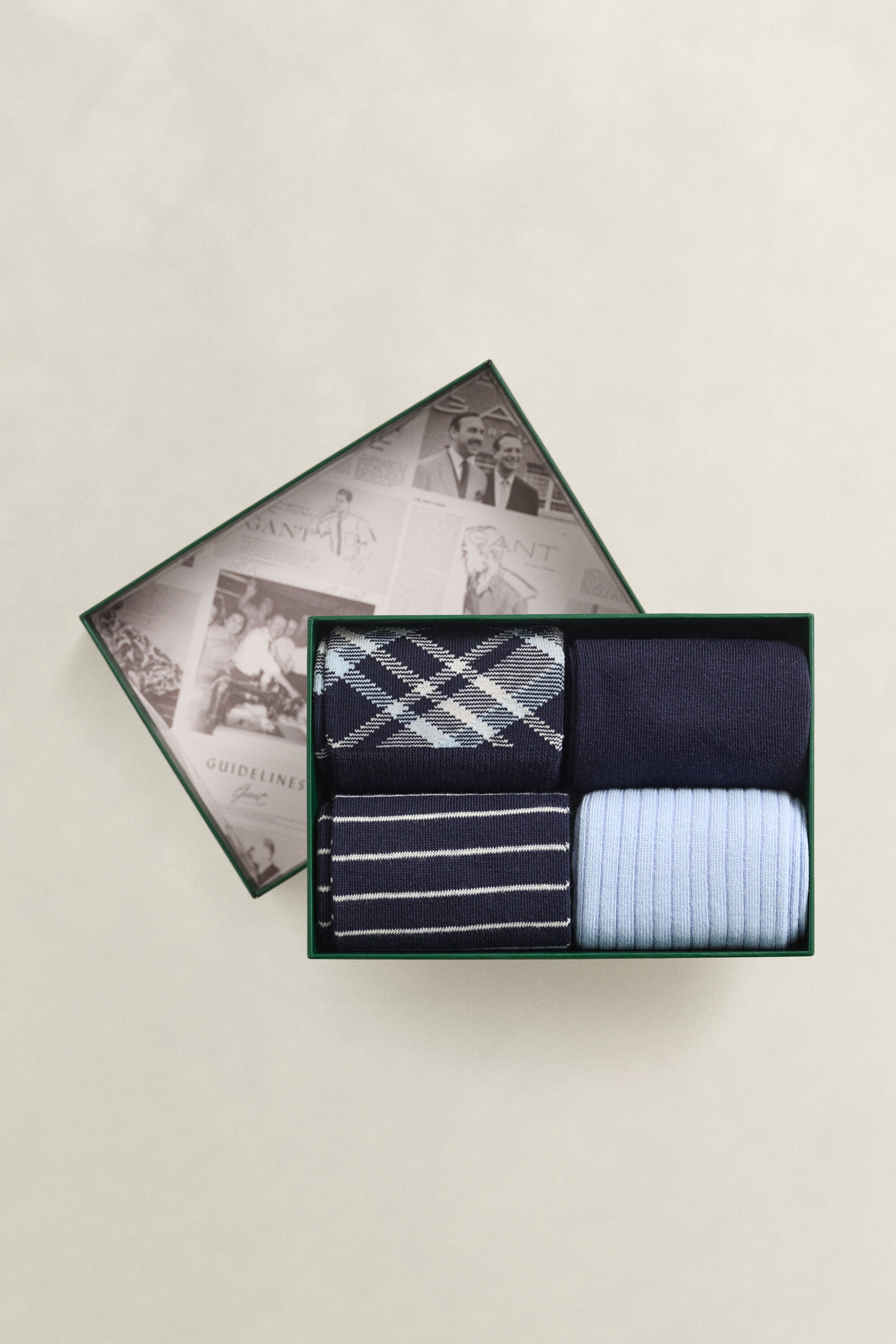 Viererpack karierte Socken in Geschenkbox