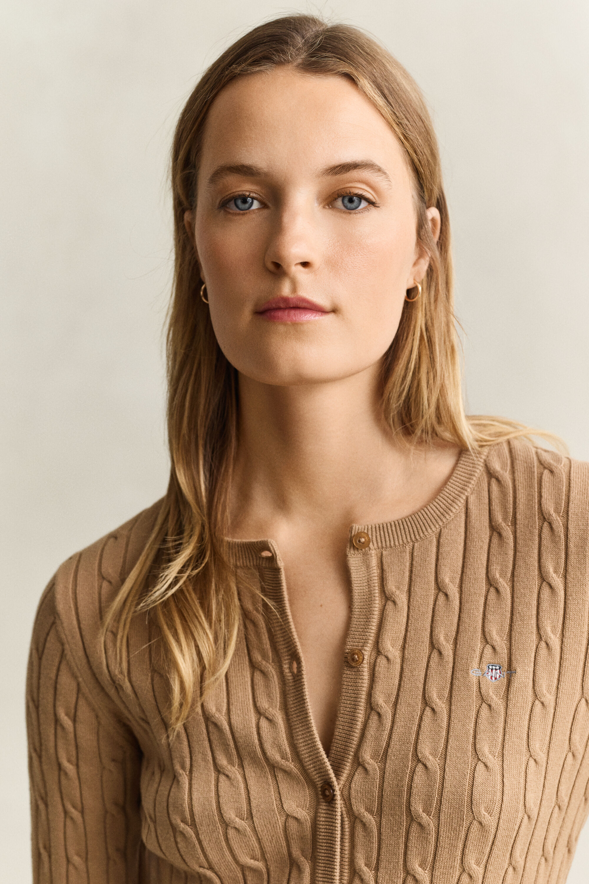 Strickjacke mit Zopfmuster