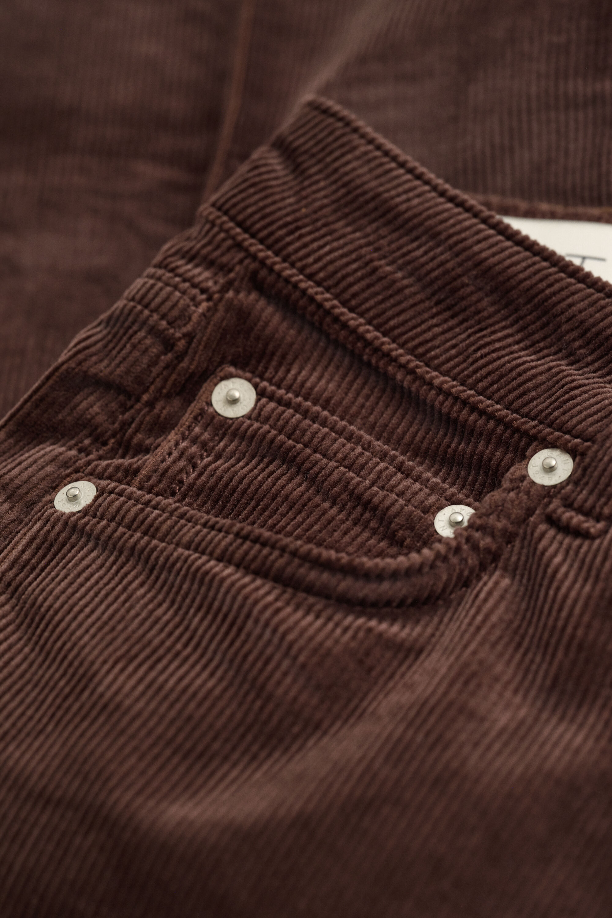 Cordjeans mit ausgestelltem Bein