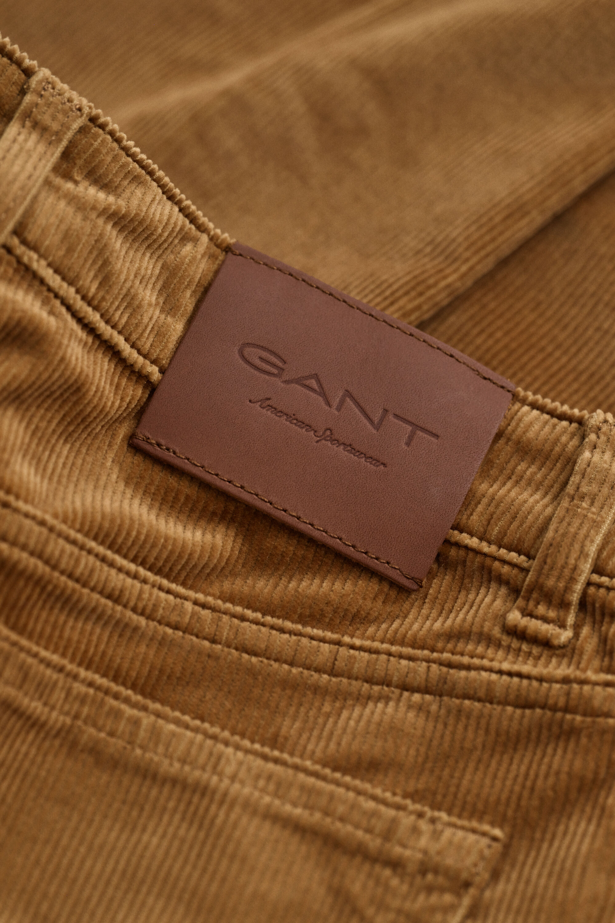 Cordjeans mit ausgestelltem Bein