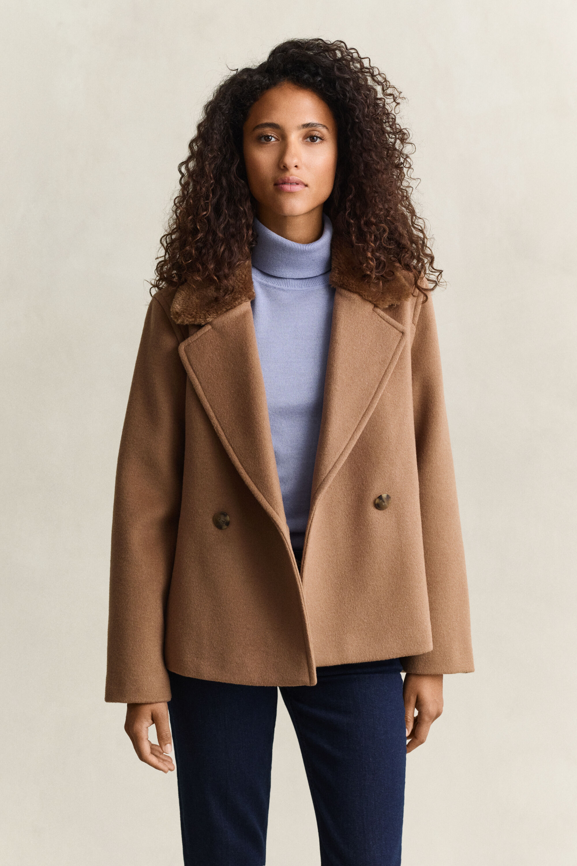 Jacke mit Kragen aus Kunstfell