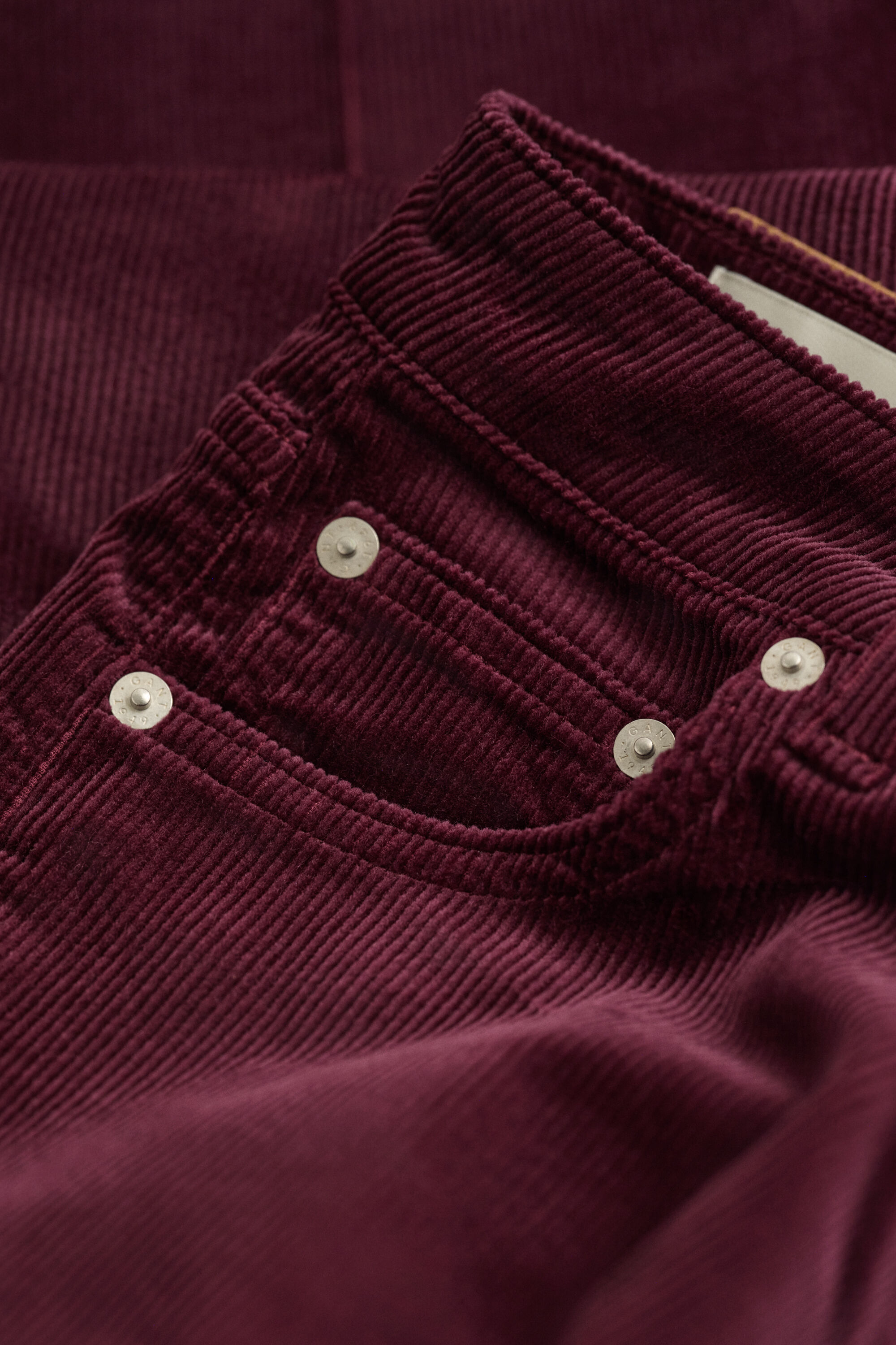 Cordjeans mit ausgestelltem Bein