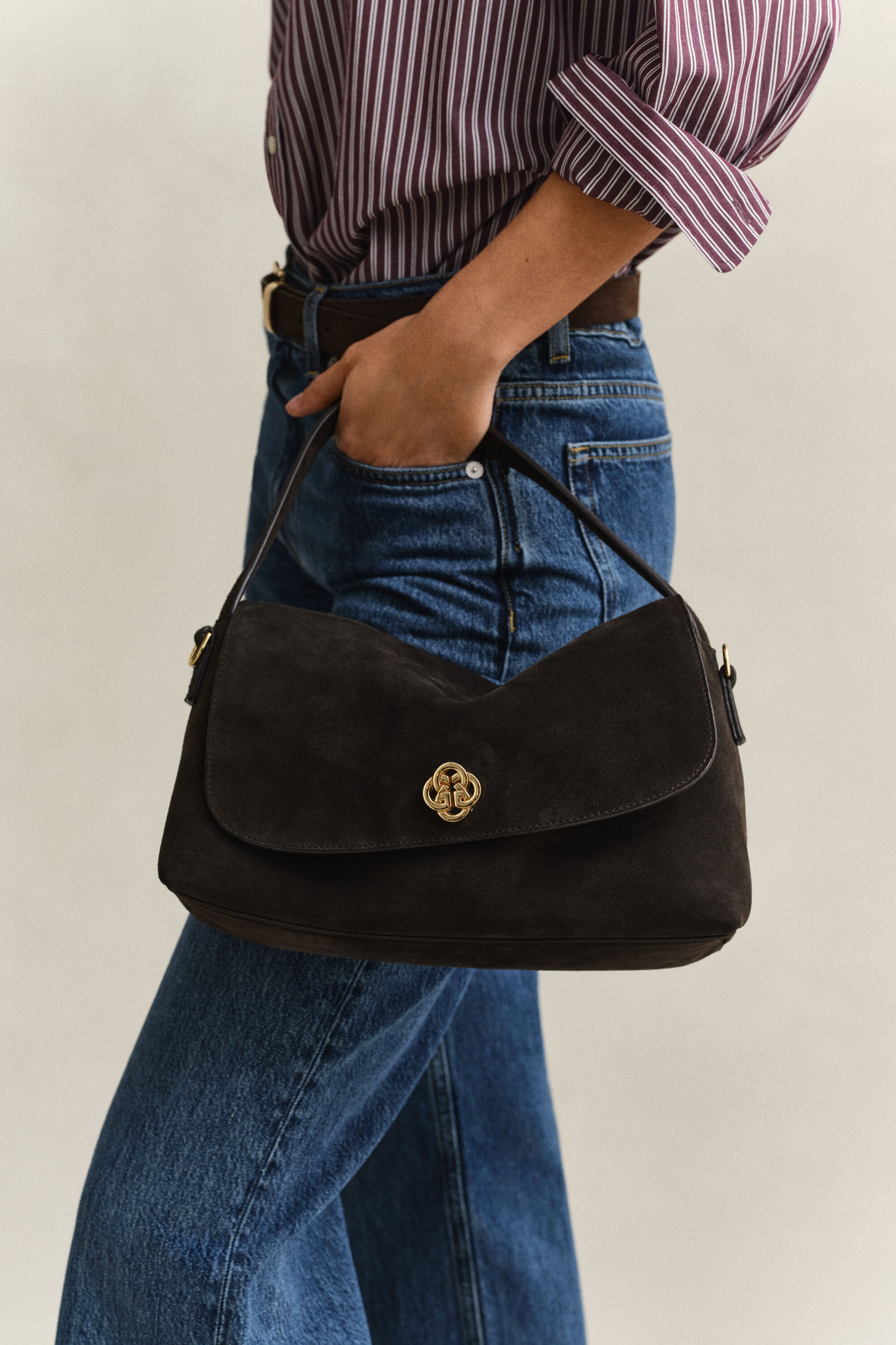 Slouchy Schultertasche aus Veloursleder
