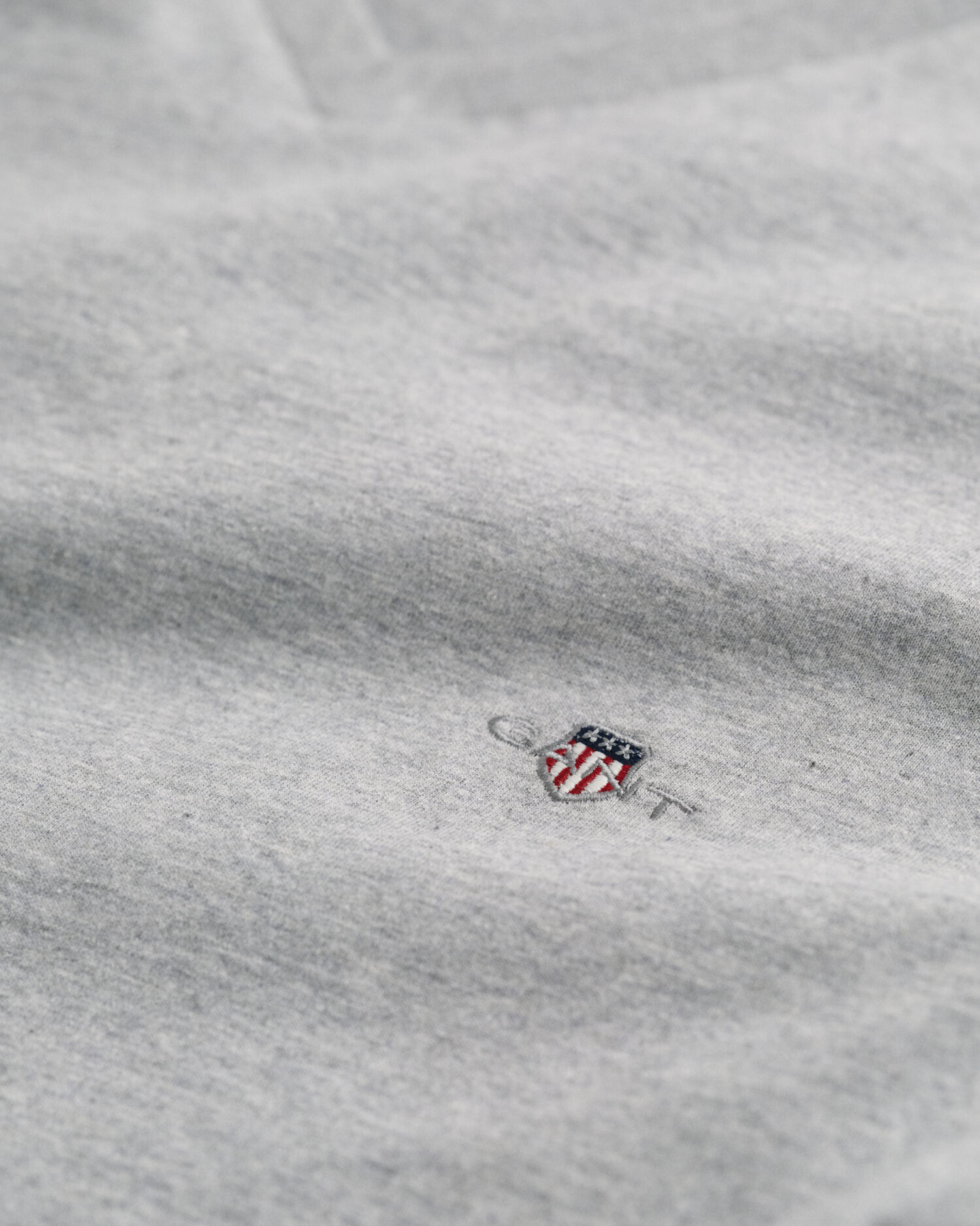 Slim Fit Shield T-Shirt mit V-Ausschnitt